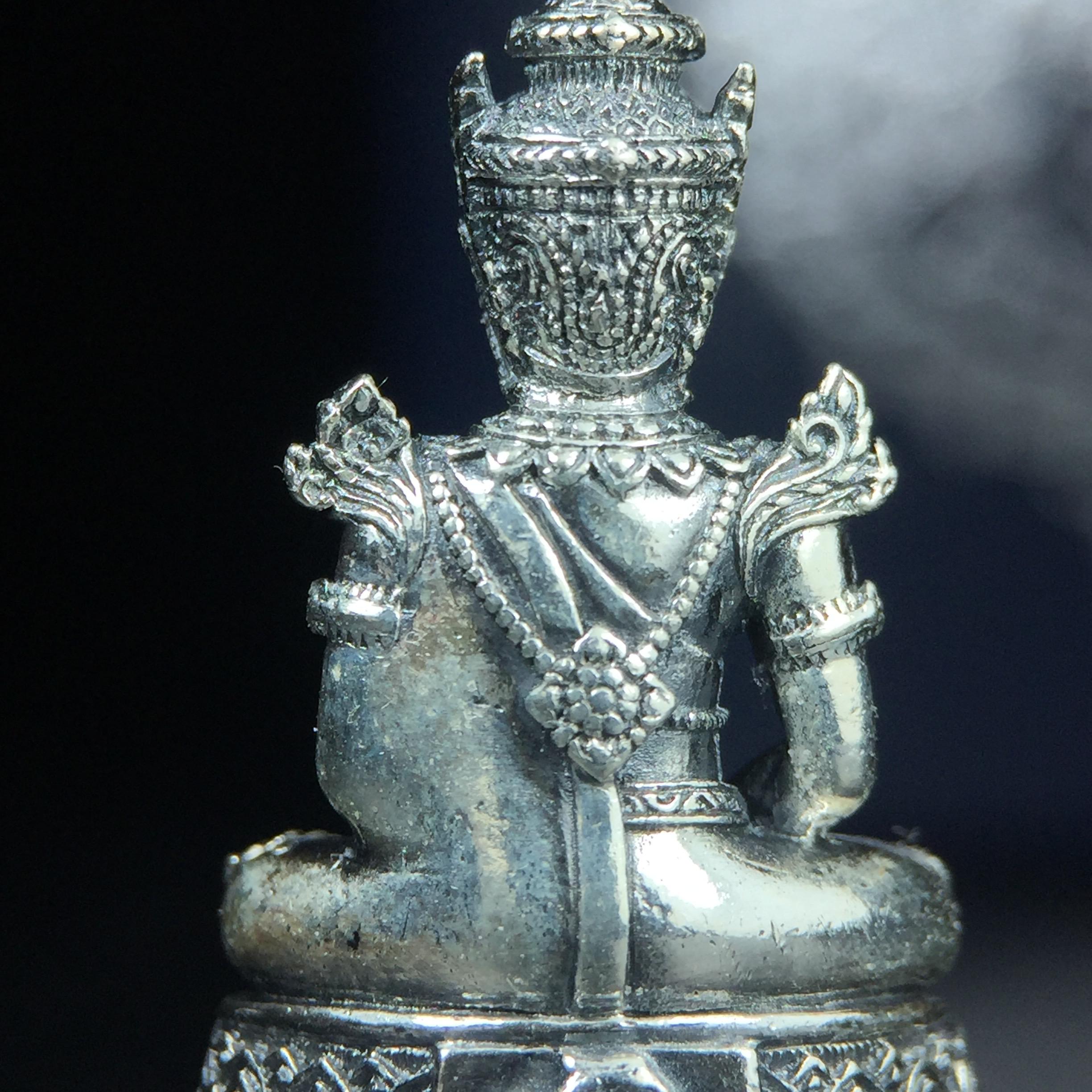 พระแก้วมรกต กรมสรรพสามิตจัดสร้างขึ้นเนื่องในโอกาสครบรอบ 64 ปีของกรมสรรพสามิต และเนื่องในวโรกาสที่พระบาทสมเด็จพระเจ้าอยู่หัวทรงครองราชย์ครบ 50 ปีในปีกาญจนาภิเษก เมื่อ พ.ศ.2539 เนื้อเงินรมดำขัดเงาพร้อมกล่องบรรจุเดิม