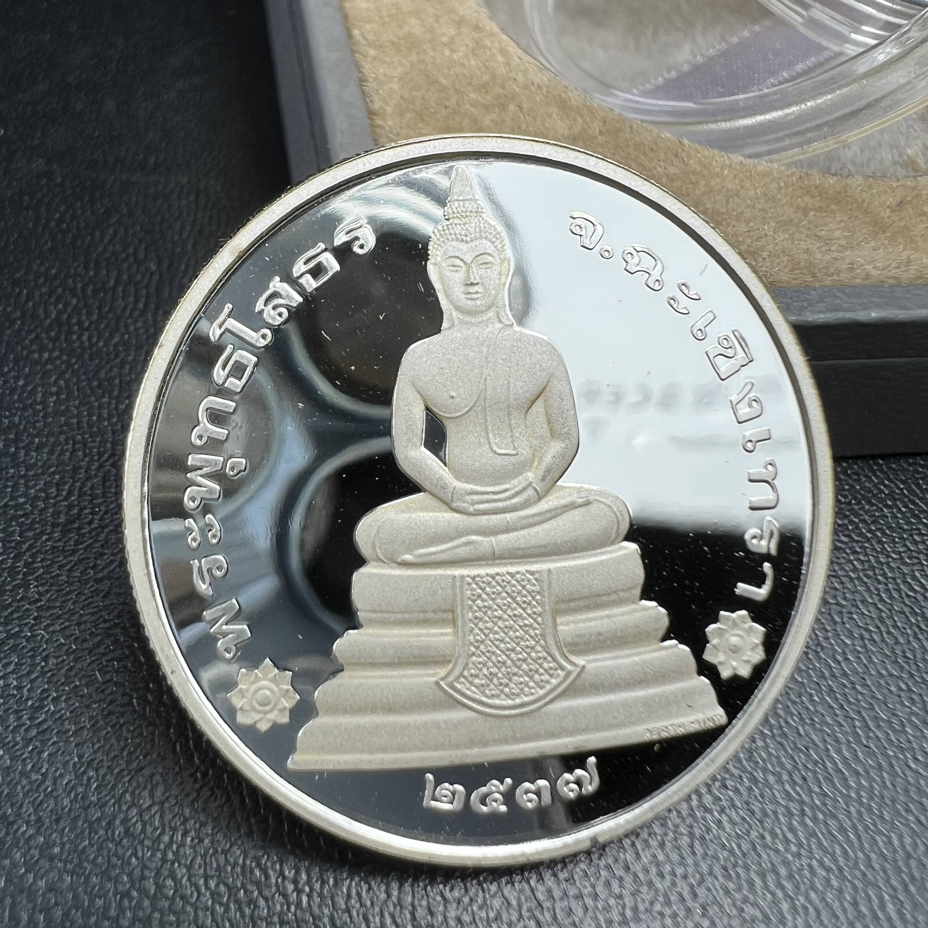 เหรียญพระพุทธโสธร รุ่นนานาชาติ(รุ่นแรก) วัดโสธรวรารามวรวิหาร ปี 2537 พิมพ์โสธรสองหน้า เนื้อเงินขัดเงา ขนาด 3.2 มม. จากโรงงานกษาปณ์เพิร์ธ ประเทศออสเตรเลีย(PERTH MINT AUSTRALIA) อันโด่งดังระดับโลก สภาพสวยพร้อมกล่องเดิมครบสมบูรณ์ (1 ใน 5000 เหรียญ)