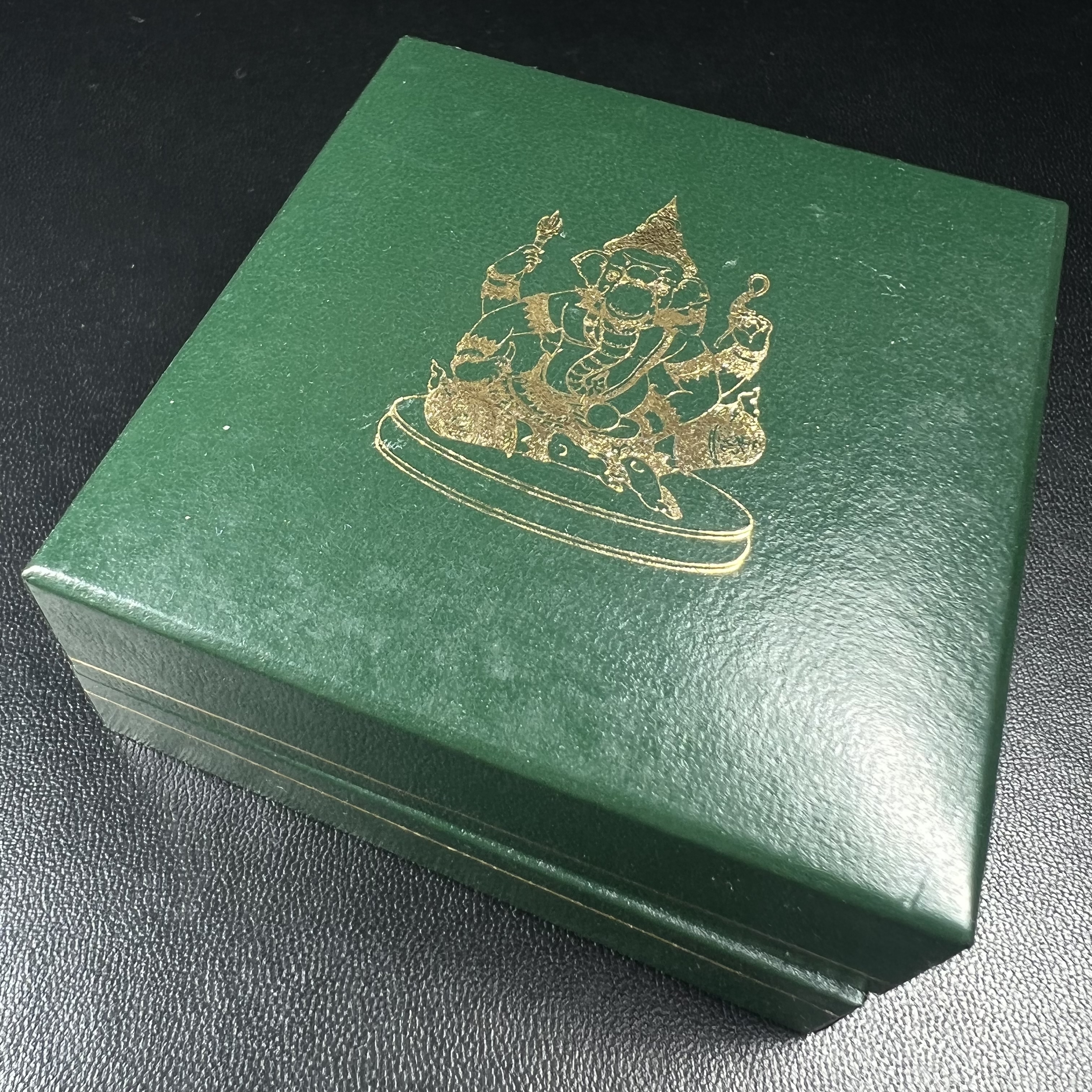 พระพิฆเนศ เทวสถานโบสถ์พราหมณ์ ปี 2539 รูปหล่อลอยองค์เนื้อเงิน 99.9% (พ่นทรายขัดเงาบางส่วน) พิมพ์เล็ก(ขนาดประมาณ 1.3 * 0.8 ซม.) พร้อมกล่องบรรจุเดิมครบ ผลิตโดย บ.แพรนด้า จิวเวลรี่(สภาพสวยเดิม พิธีใหญ่ พุทธศิลป์งดงาม)