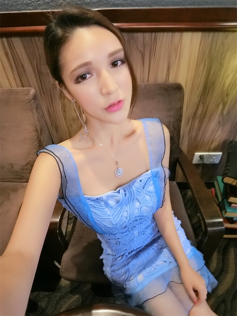 ชุดเดรสสั้นสีฟ้าผ้าลูกไม้ สายเดี่ยว ทรงเข้ารูป