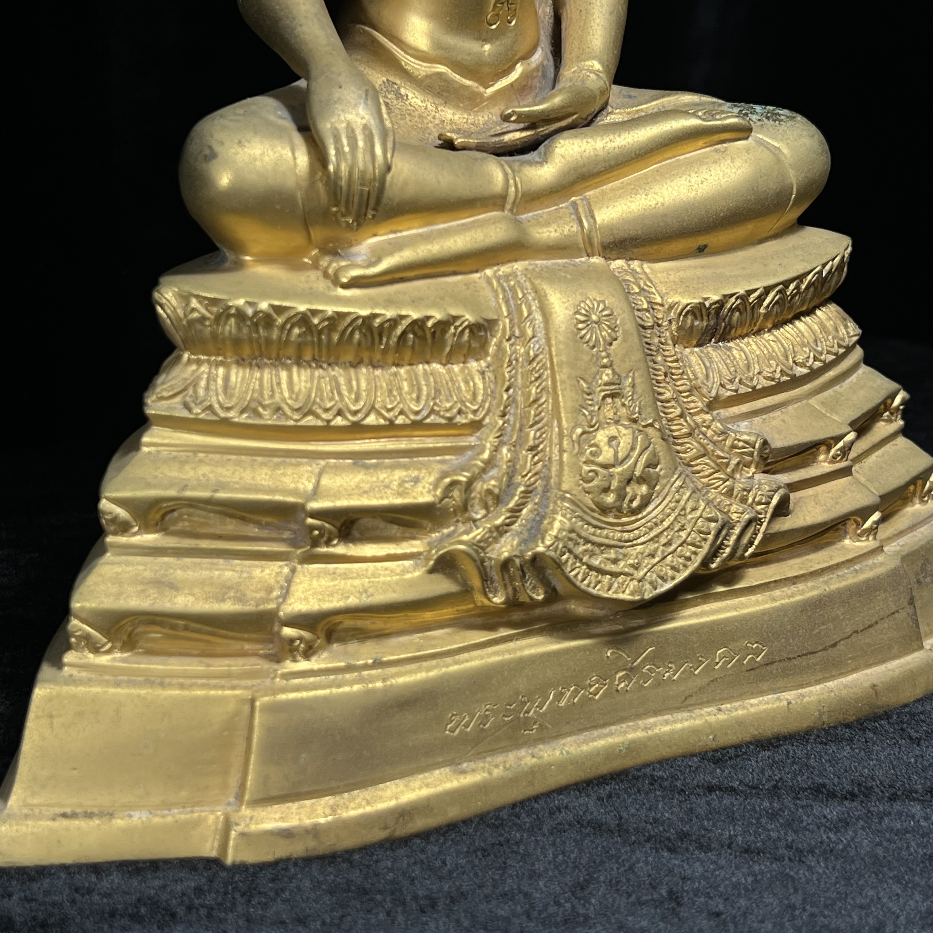 พระบูชาพระพุทธศิรมงคล ภปร. วัตถุมงคลคุ้มเกล้าปี2524 ของมูลนิธิคุ้มเกล้า โรงพยาบาลภูมิพลจัดสร้าง ขนาดหน้าตัก5นิ้ว(ในหลวงรัชกาลที่9 ทรงจุดไฟพระฤกษ์และเททอง พิธีใหญ่)ยอดนิยมหายาก