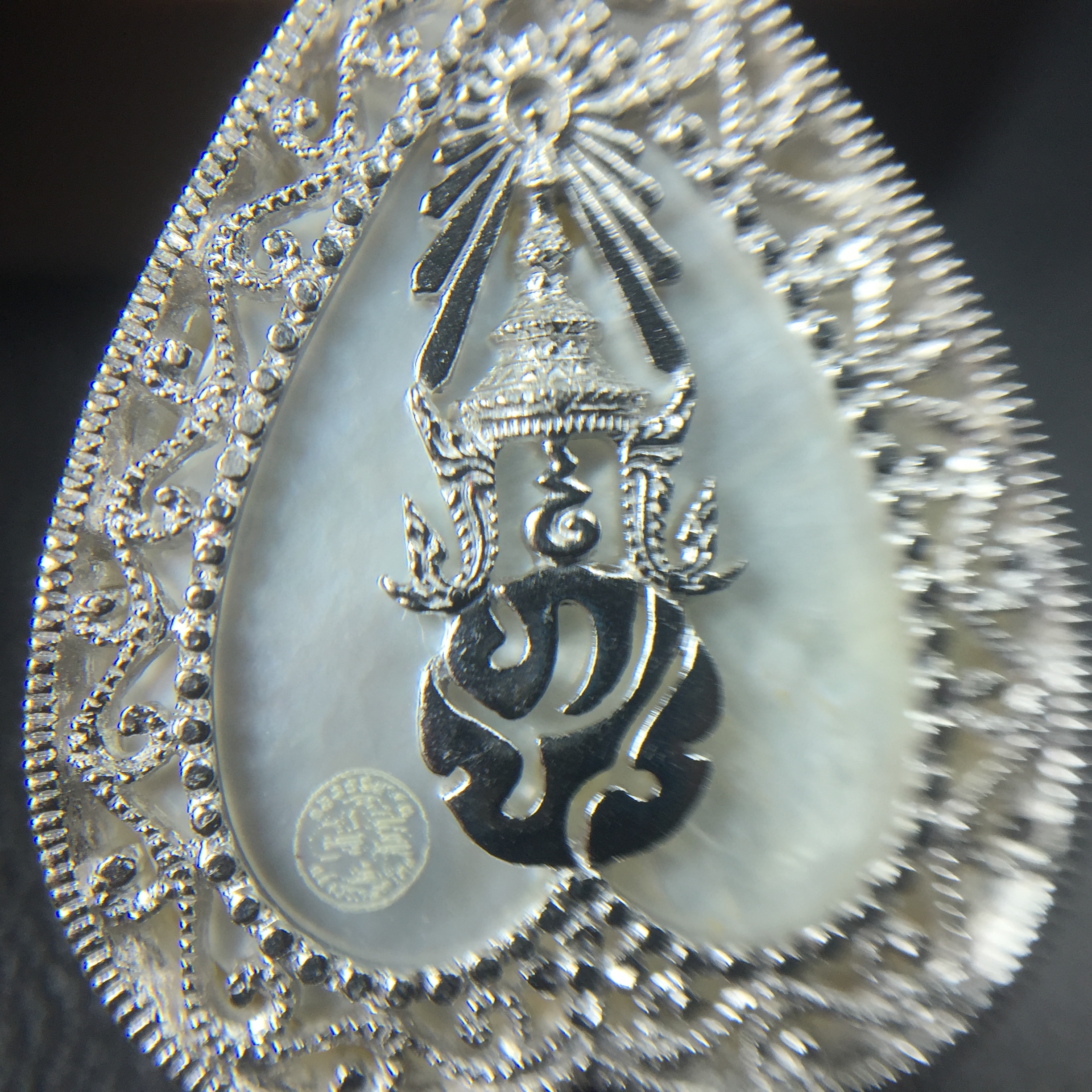 พระพุทธชินราช ภปร. โครงการ "เพราะแผ่นดินนี้ คือ แผ่นดินเกิด" ปี2548(รุ่นแรก) เหรียญทรงใบโพธิ์ ขนาด 21 x 29 มม. เนื้อเงินสามกษัตริย์ องค์พระชุบสามกษัตริย์ ล้อมด้วยกรอบเงินชุบทองคำขาวสลักเสลาเป็นลวดลายละเอียดอ่อน ส่วนพื้นองค์พระเป็นเปลือกหอยมุข