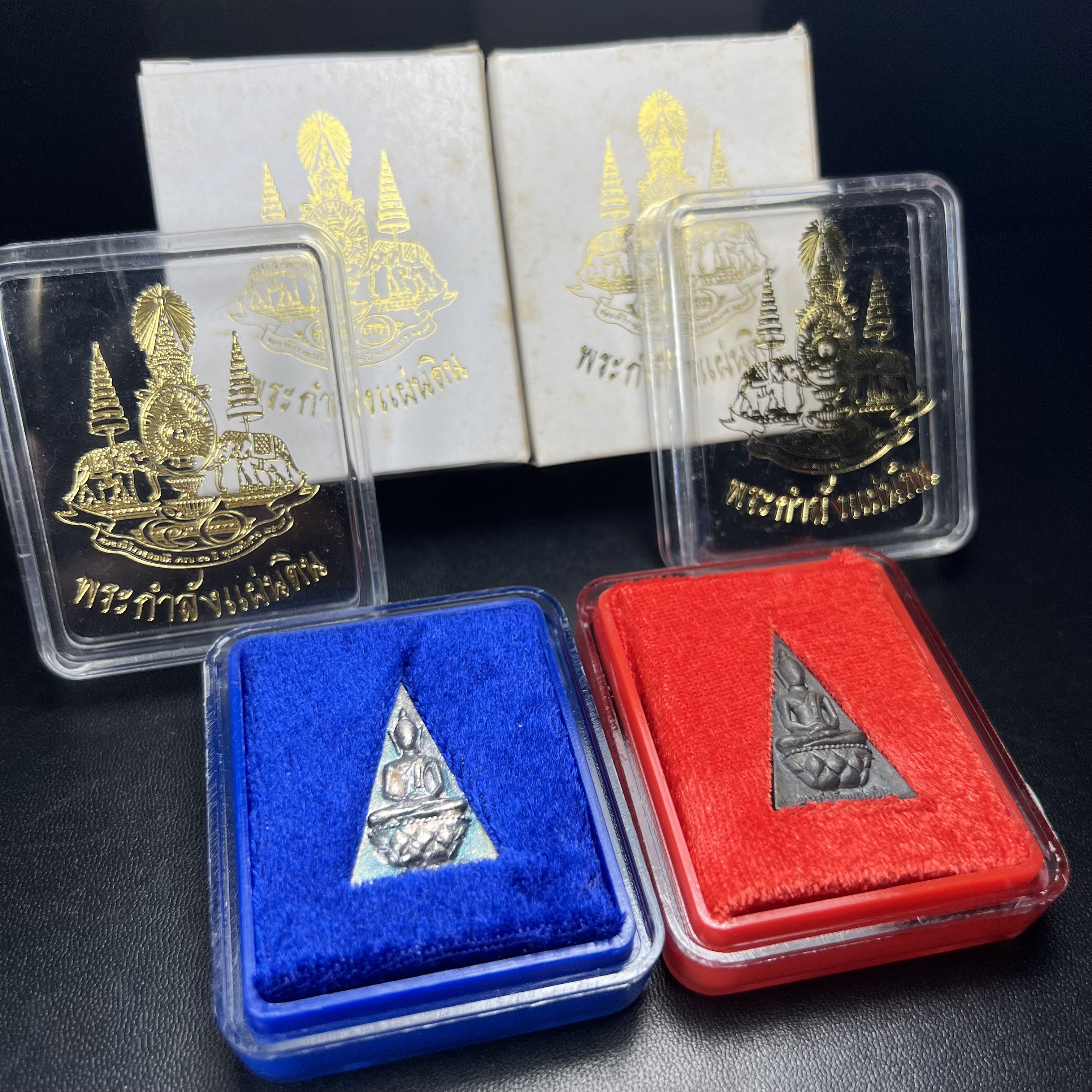 พระกำลังแผ่นดิน (สมเด็จจิตรลดา2) จัดสร้างเฉลิมพระเกียรติ ร.9 ครองราชย์ 50 ปี 2539 เนื้อเงิน(ผิวเดิมกลับดำ รุ้งๆสวย)+เนื้อนวโลหะ(สร้างน้อยหายาก)พร้อมกล่องบรรจุเดิมครบสมบูรณ์(1ใน2539องค์)