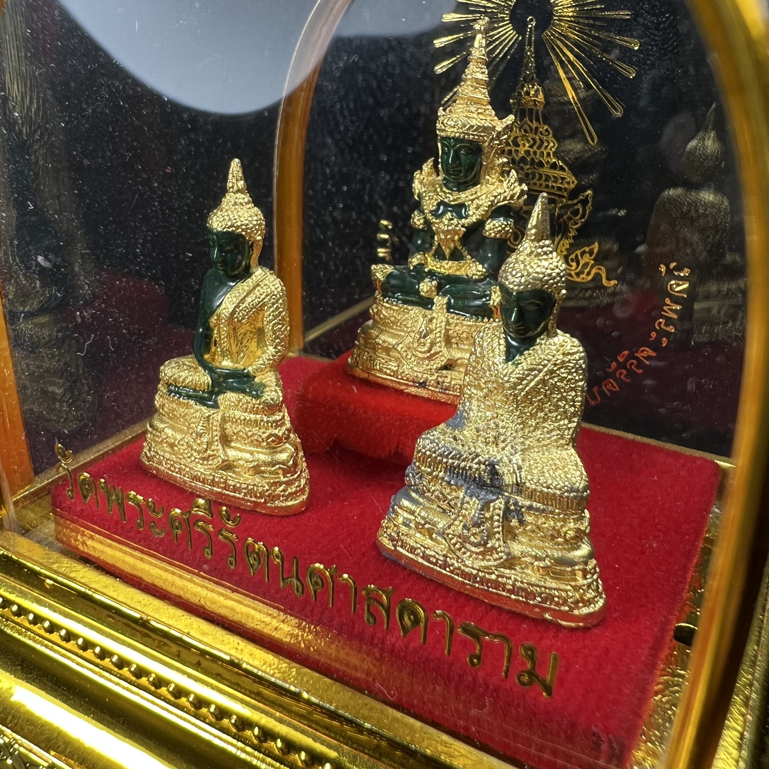 พระพุทธมหามณีรัตนปฏิมากร(พระแก้วมรกต) วัดพระศรีรัตนศาสดาราม สำนักพระราชวัง จัดสร้าง พิมพ์ทรงเครื่อง 3 ฤดู(ร้อน ฝน หนาว) หน้าตัก 1 นิ้วพร้อมครอบตู้เดิม(บรรจุมวลสารใต้ฐาน)