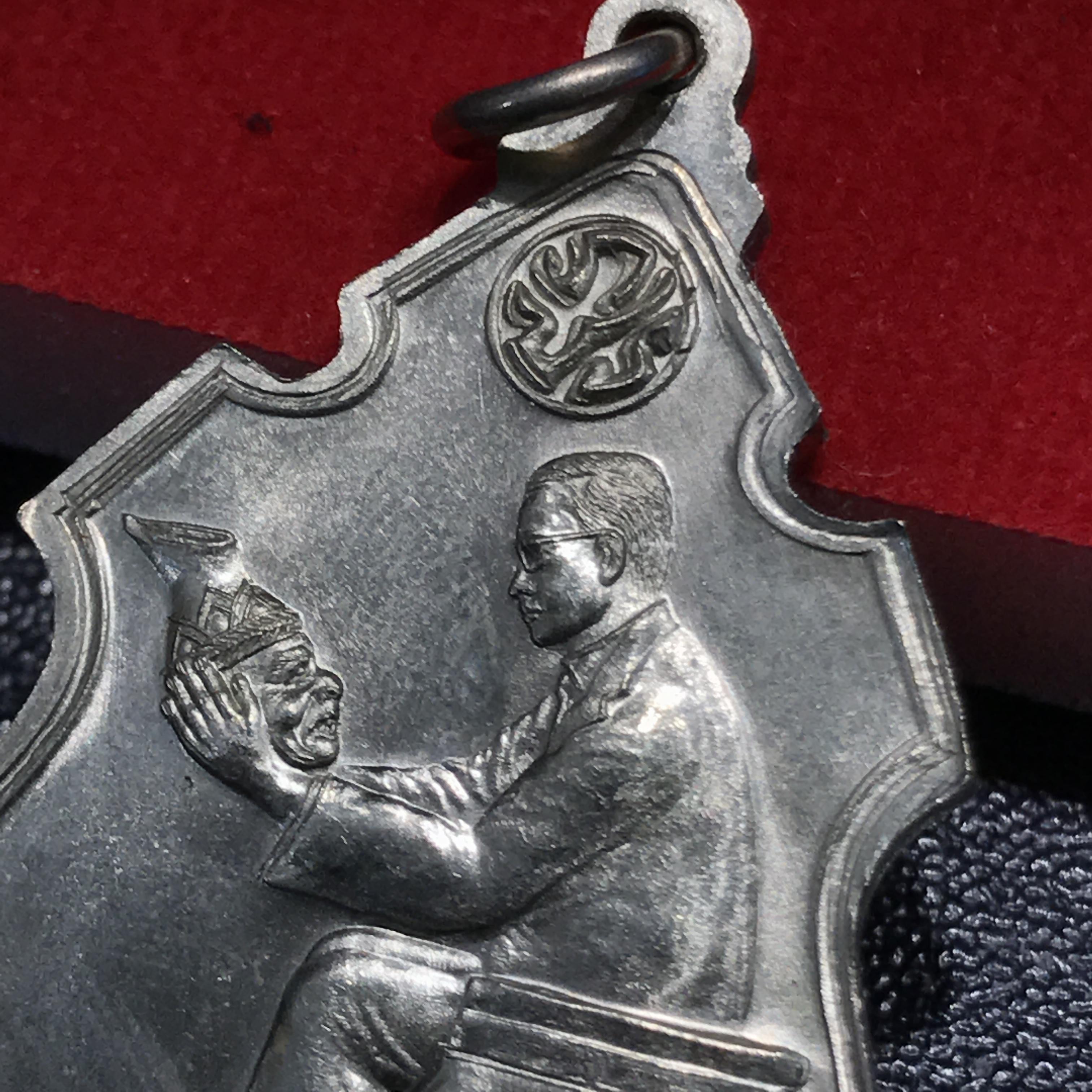 เหรียญครอบครูช่างหลวง(ในหลวงทรงดนตรี) เนื้ออัลปาก้า(หายาก)