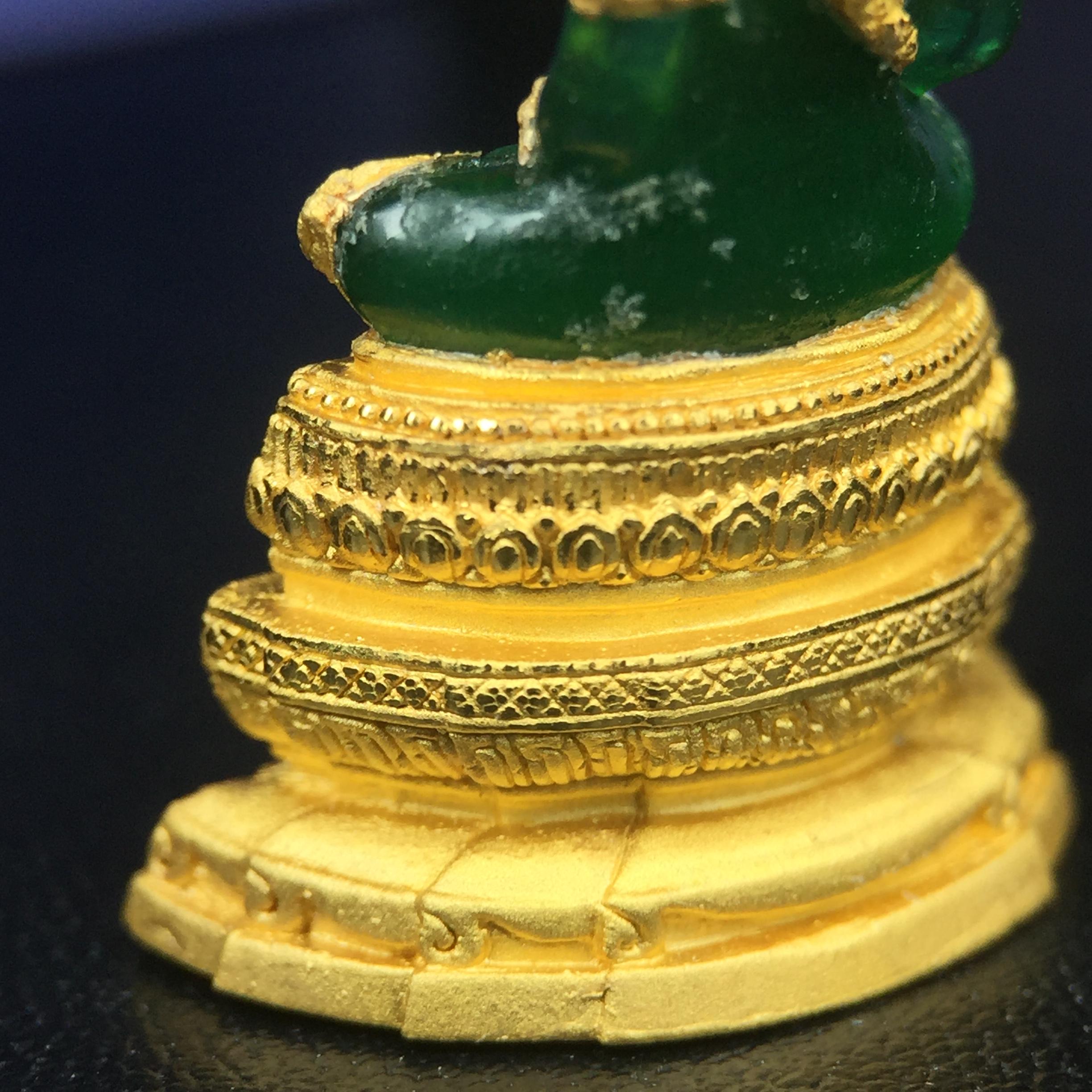 พระแก้วมรกต ภปร. จัดสร้างโดย รพ.ภูมิพลฯ ปี2547 ลอยองค์ขนาดหน้าตัก 1/2 นิ้ว เนื้อเรซิ่นหุ้มทองคำ99.99 งดงามทรงคุณค่าอีกหนึ่งรุ่นยอดนิยม หายาก