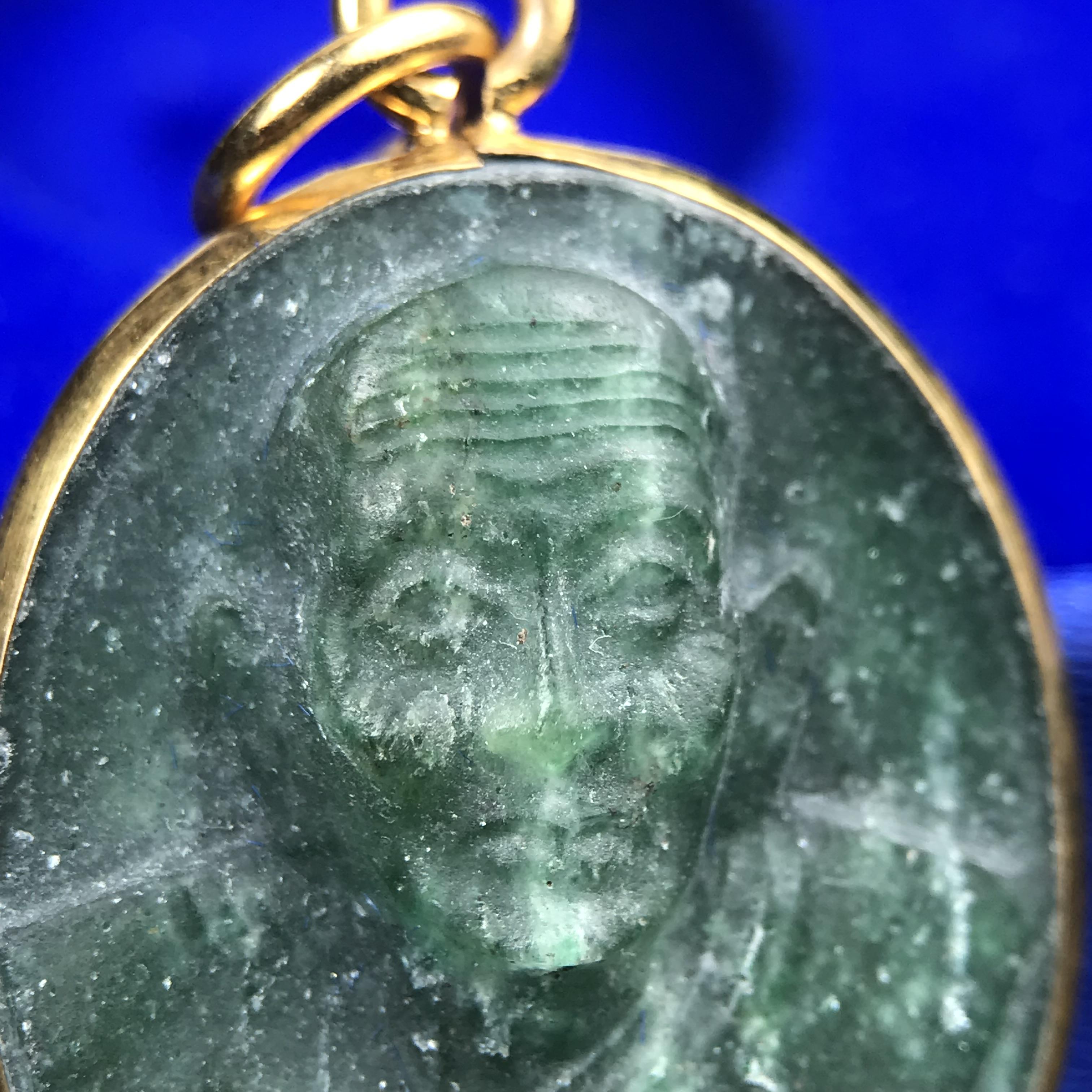 หลวงปู่ทวด วัดพะโคะ จ.สงขลา ปี 2543 เหรียญหยกรูปไข่(เลี่ยมทองคำ) ขนาด 2.2 x 2.5 ซม. ด้านหลังแผ่นโค๊ตทองคำ สร้างโดยสมาคมชาวเพชรบุรี “สมเด็จเจ้าพะโคะหลวงปู่ทวดเหยียบน้ำทะเลจืด” ครั้งแรกแห่งประวัติศาสตร์(สวยงามเป็นของล้ำค่าหายากมาก)สภาพสวยสมบูรณ์