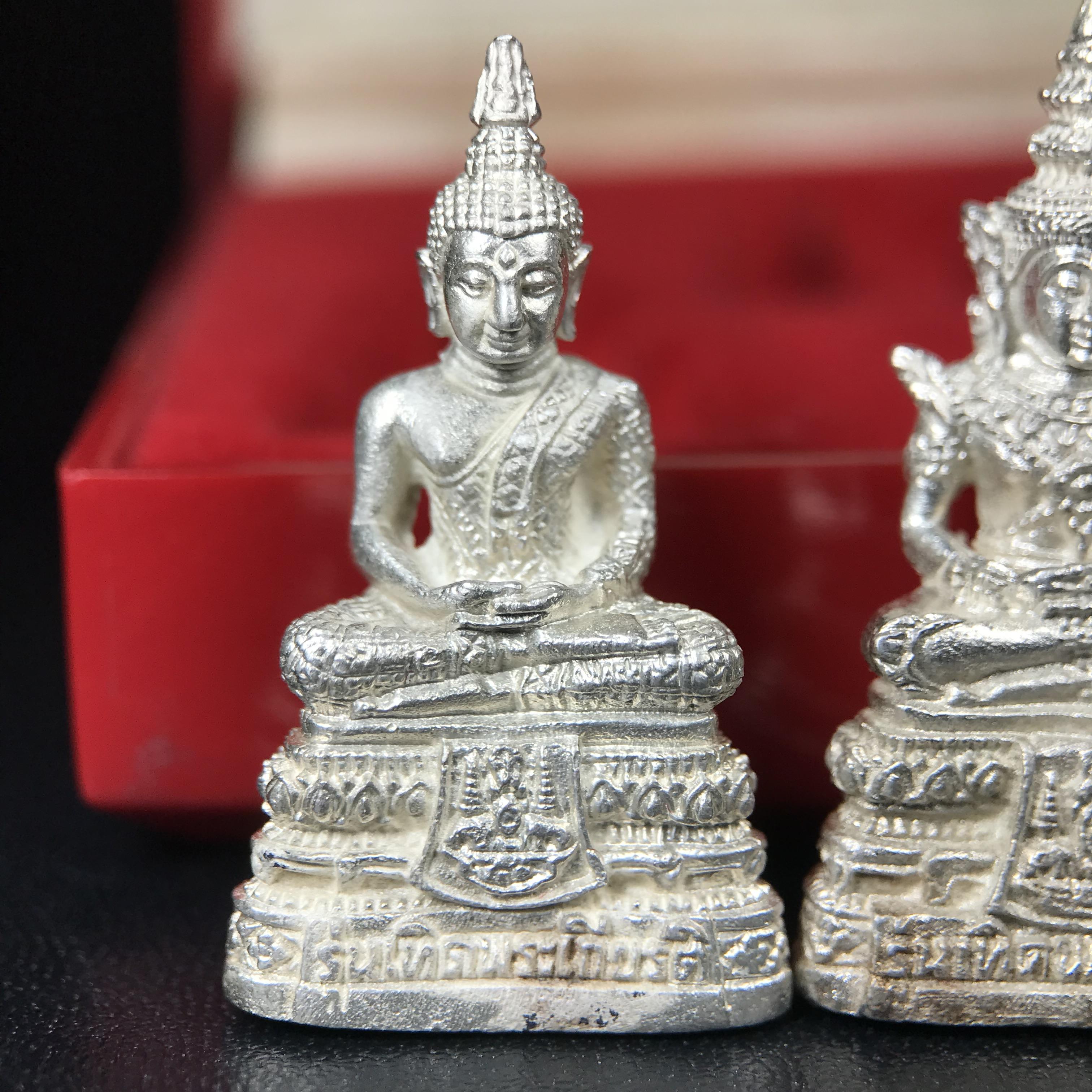 พระแก้วมรกต รุ่นเทิดพระเกียรติ พิธีมหาพุทธาภิเษก ณ.วัดพระศรีรัตนศาสดาราม(วัดพระแก้ว) วันเสาร์ที่ 26 เม .ย. 2540 (พิธีใหญ่เสาร์ห้า) ชุด 3 ฤดู (1 ชุด 3 องค์)เนื้อเงินครบชุดพร้อมกล่องบรรจุเดิม***เนื้อเงินหายากพบเจอน้อย***(หลวงพ่อ รวย เพิ่ม พูน ร่วมเสก)