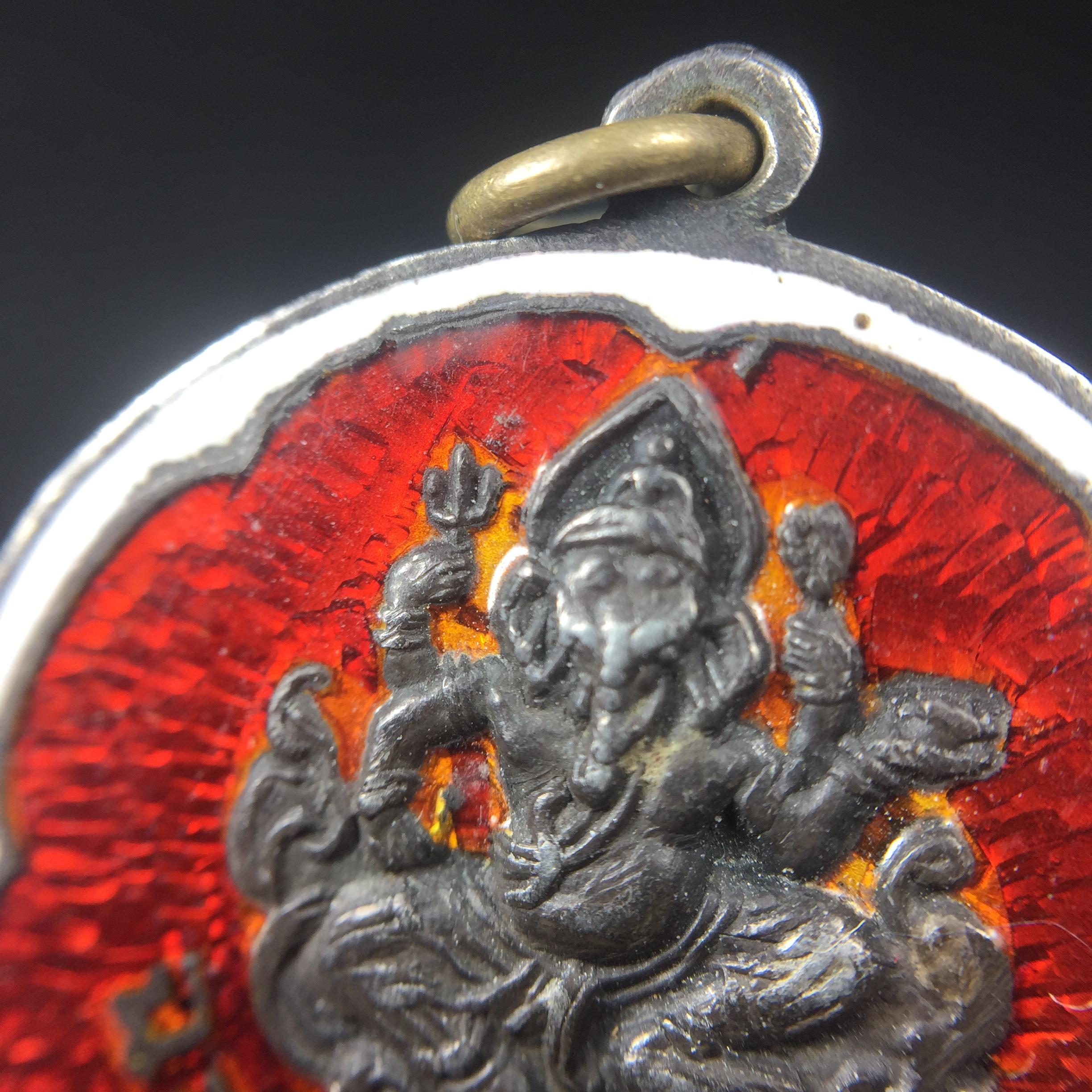 เหรียญพระพิฆเนศวร ปี 2513 จัดสร้างโดย "ท่านอาจารย์ ฉลาด เค้ามูลคดี" เนื้อเงินลงยา(สภาพสวยเดิม ผิวเงินเดิม ผิวลงยาติดเต็มไม่มีกระเทาะ)พิธีใหญ่เป็นเหรียญที่อยู่ในความนิยมสะสมของกลุ่มดารา ศิลปิน หายาก