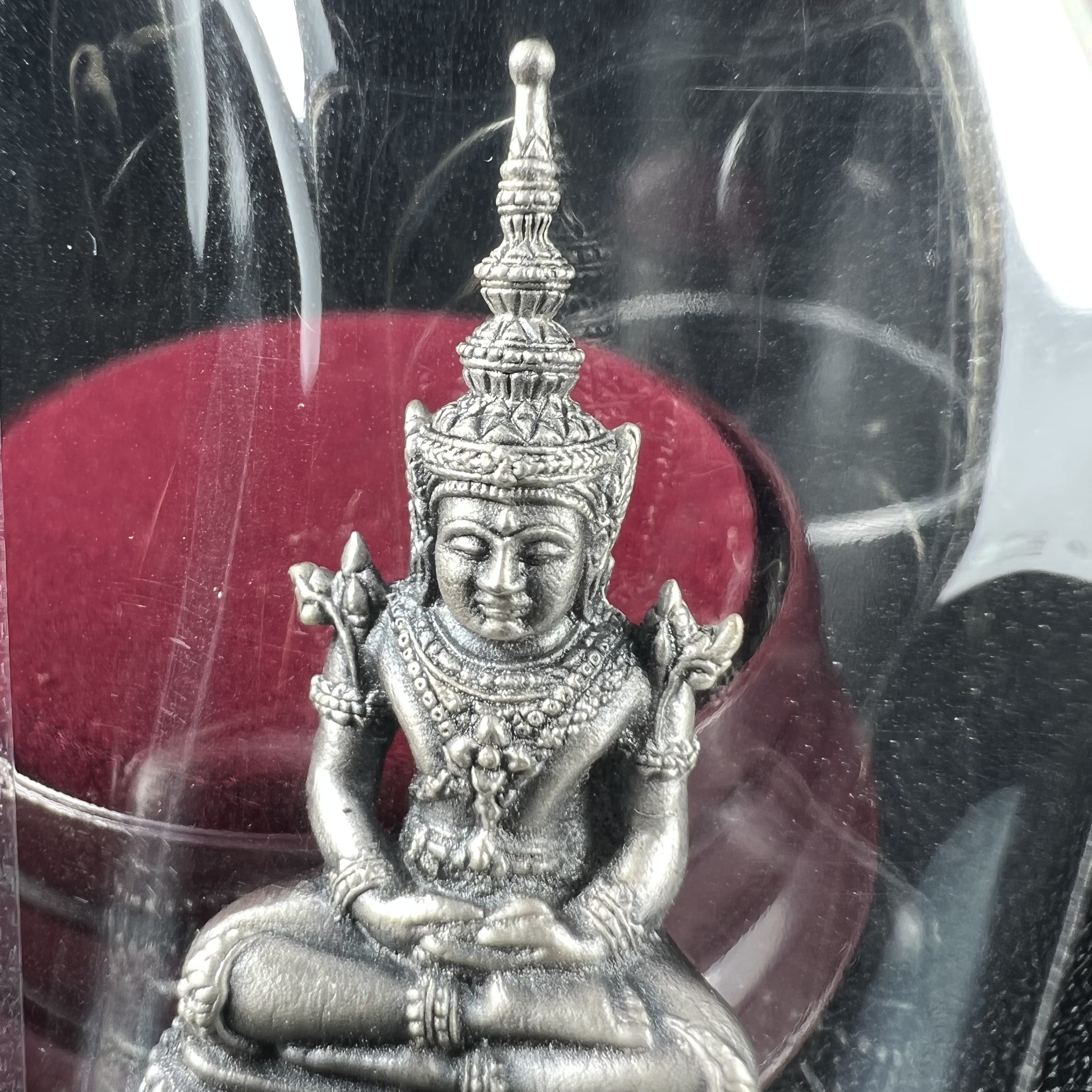 พระแก้วมรกต ภปร.(รุ่นแรก) ปี2545 รุ่นฉลองกรุงรัตนโกสินทร์ครบ 220 ปี พิมพ์ลอยองค์ใหญ่ เนื้ออัลปาก้า ชุบเงินลงดำ ขนาด 19*35 มม. พร้อมครอบตั้งโชว์เดิม องค์พระซีนซองเดิม สวยครบสมบูรณ์