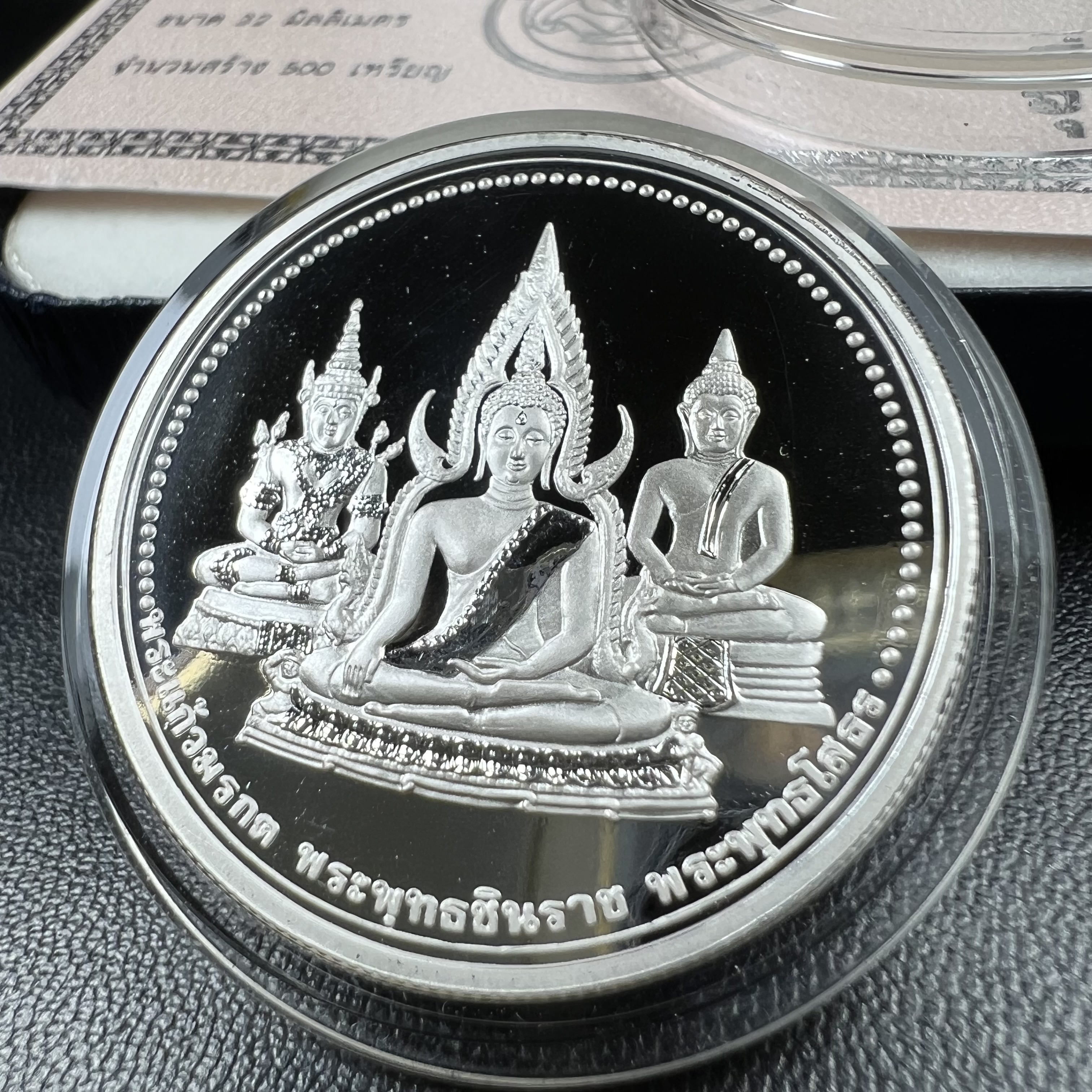 เหรียญพระแก้วมรกต พระพุทธชินราช พระพุทธโสธร รุ่นพุทธบารมี ปี 2540 เนื้อเงินขัดเงา 99.9% พร้อมกล่องและใบรับรองเดิม พิธีพุทธาภิเษก 2 พิธี มหามงคล (พระพุทธคู่บ้านคู่เมือง รูปแบบเหรียญสวยงดงามมาก พิธีใหญ่ เป็นที่นิยม)สร้างน้อยหายาก 1 ใน 500 เหรียญ