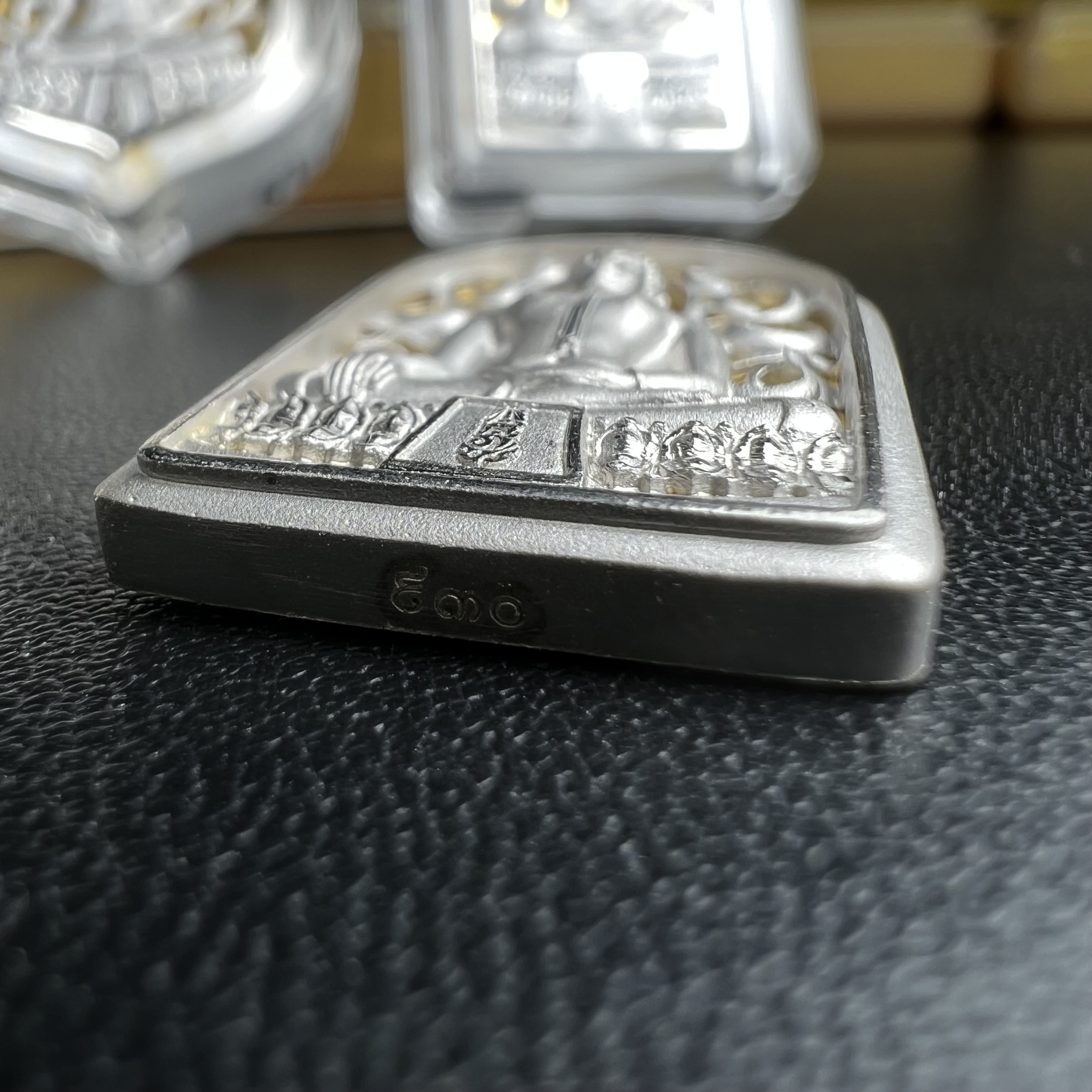 พระพุทธรูปคุ้มเกล้าฯ ภปร.(ใต้ร่มพระบารมี คุ้มเกล้า) 60ปี รพ.ภูมิพลฯ พ.ศ.2552 เหรียญเนื้อเงิน ชุบทองคำขาว(พิมพ์ รูปอาร์ม+รูปใบมะขาม+รูปห้าเหลี่ยม)(1ชุด 3 พิมพ์ ครบทุกแบบที่จัดสร้าง)1 ใน 5000 เหรียญ ครบชุดหายาก