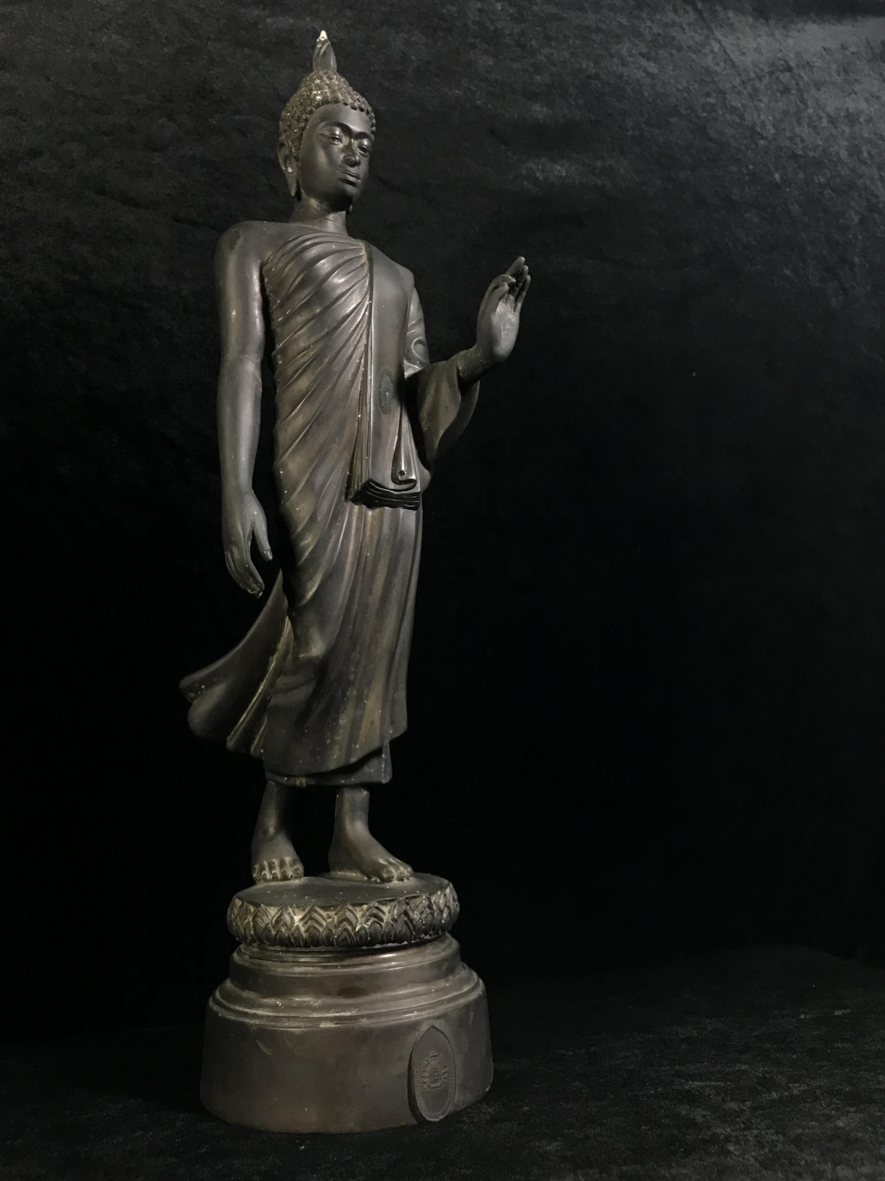 พระบูชา 25พุทธศตวรรษ พระศรีศากยะทศพลญาณ ประธานพุทธมณฑลสุทรรศน์ ปี 2531 ตราสัญลักษณ์พระราชพิธีรัชมังคลาภิเษก ปี 2531 หมายเลข (๑๕)๕๘๓ ขนาดความสูง 15 นิ้ว รวมฐานสูง 18 นิ้ว(นิยมหายาก)