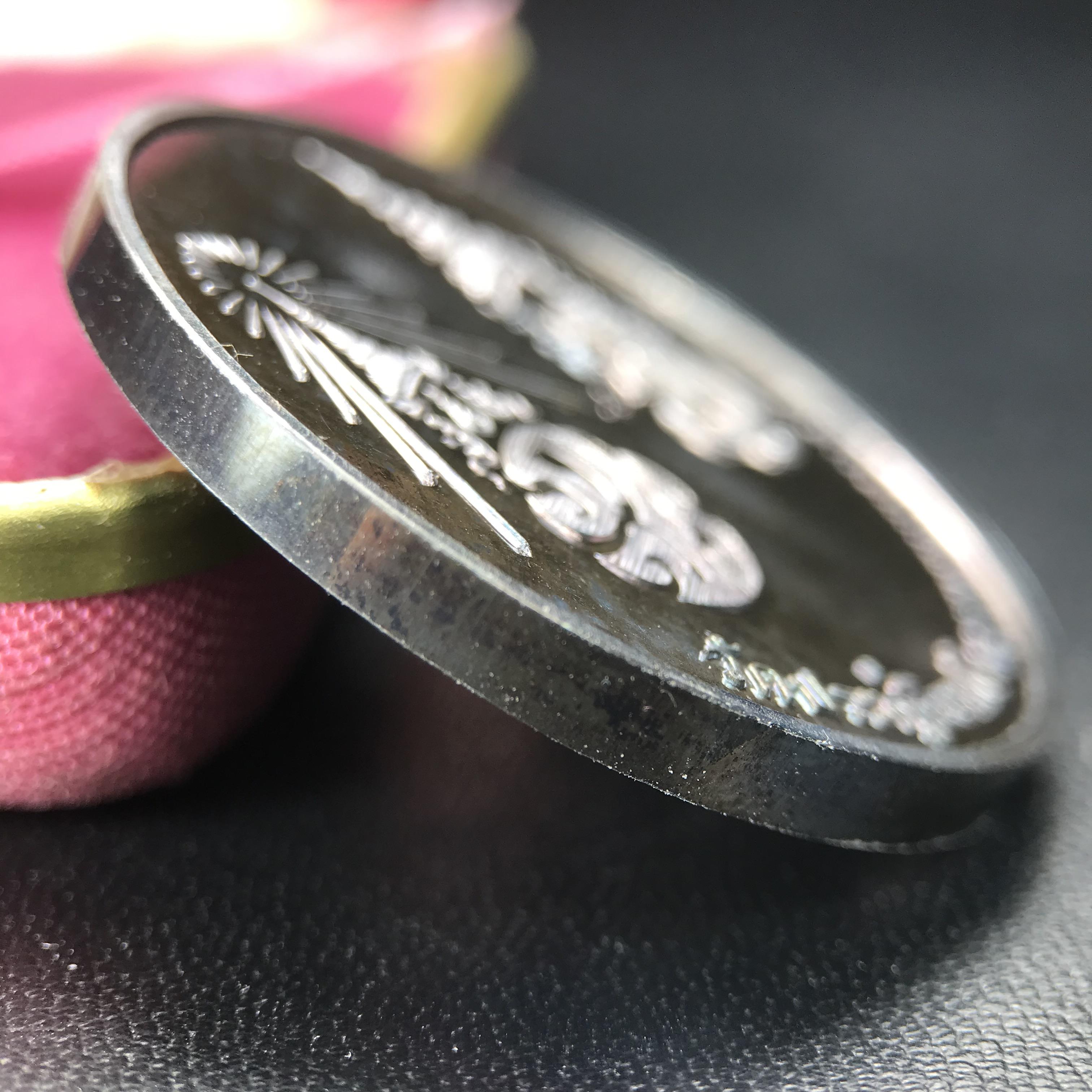 เหรียญรูปเหมือนพระราชสังวราภิมณฑ์(หลวงปู่โต๊ะ)ที่ระลึก ครบ 108 ปี วัดประดู่ฉิมพลี ปี 2538 ด้านหลังพระราชทานพระนามาภิไธยย่อ ภปร. และ สก. เนื้อเงินขัดเงา เหรียญกลมใหญ่ขนาด 3.5 ซม.สภาพสวยเดิมกล่องบรรจุเดิมครบสมบูรณ์และหายาก***สภาพผิวสวยเดิม ขึ้นรุ้งๆ สวยมาก*