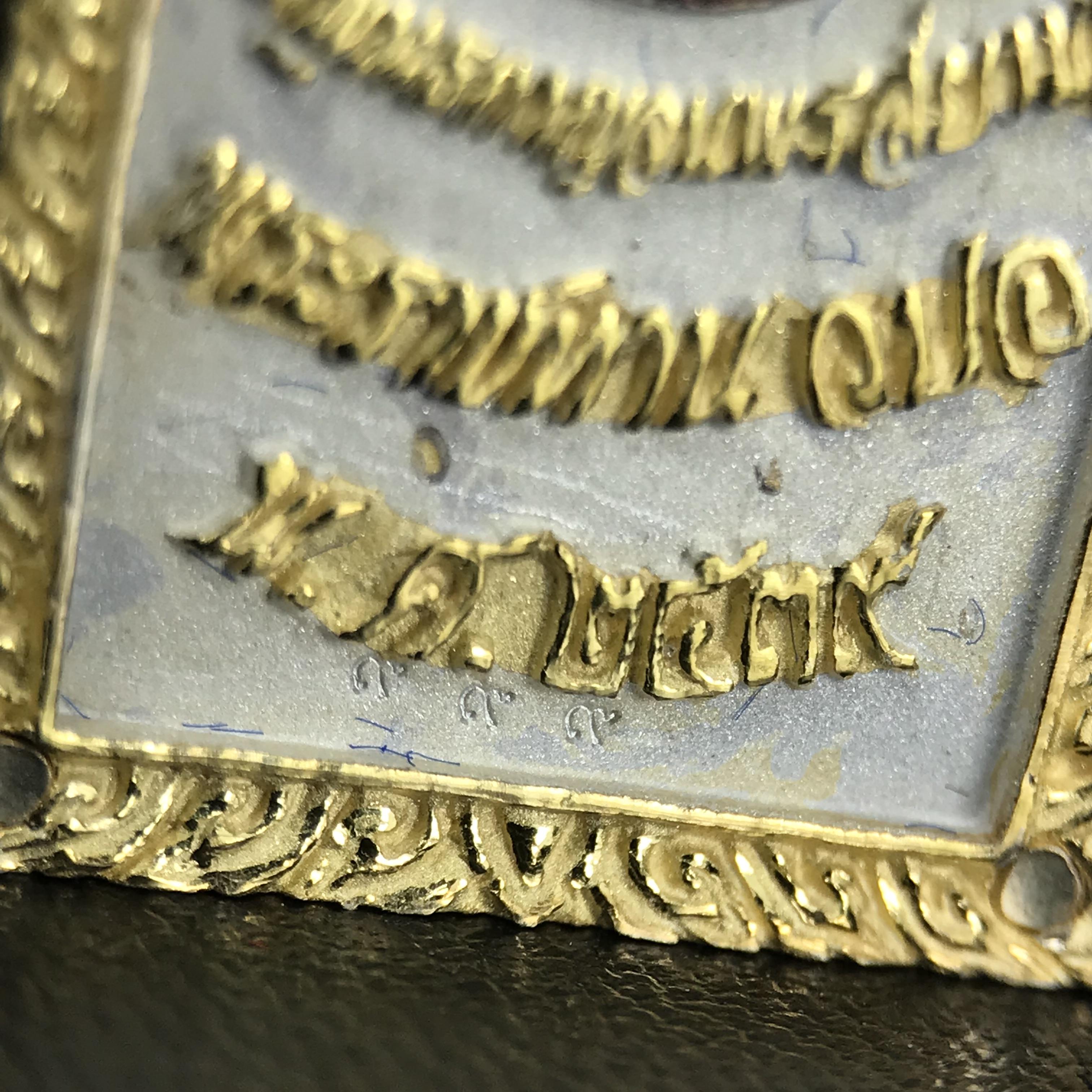 พระพุทธกาญจนพรสยามภูมิ ภปร. ปี 2539 เนื้อเงินสามกษัตริย์พื้นทรายประกาย(ผิวเดิมสวย) พิมพ์ทรงใบขนุน ขนาด3.2ซม. พระพุทธรูปประจำพระชนมวาร รัชกาลที่9 จัดสร้างในวโรกาสทรงครองสิริราชสมบัติครบ50ปี(องค์หมายเลขมหามงคลเลข ๙๙๙(เจริญก้าวหน้าในทุกด้าน)(1 ใน 5000 องค์)