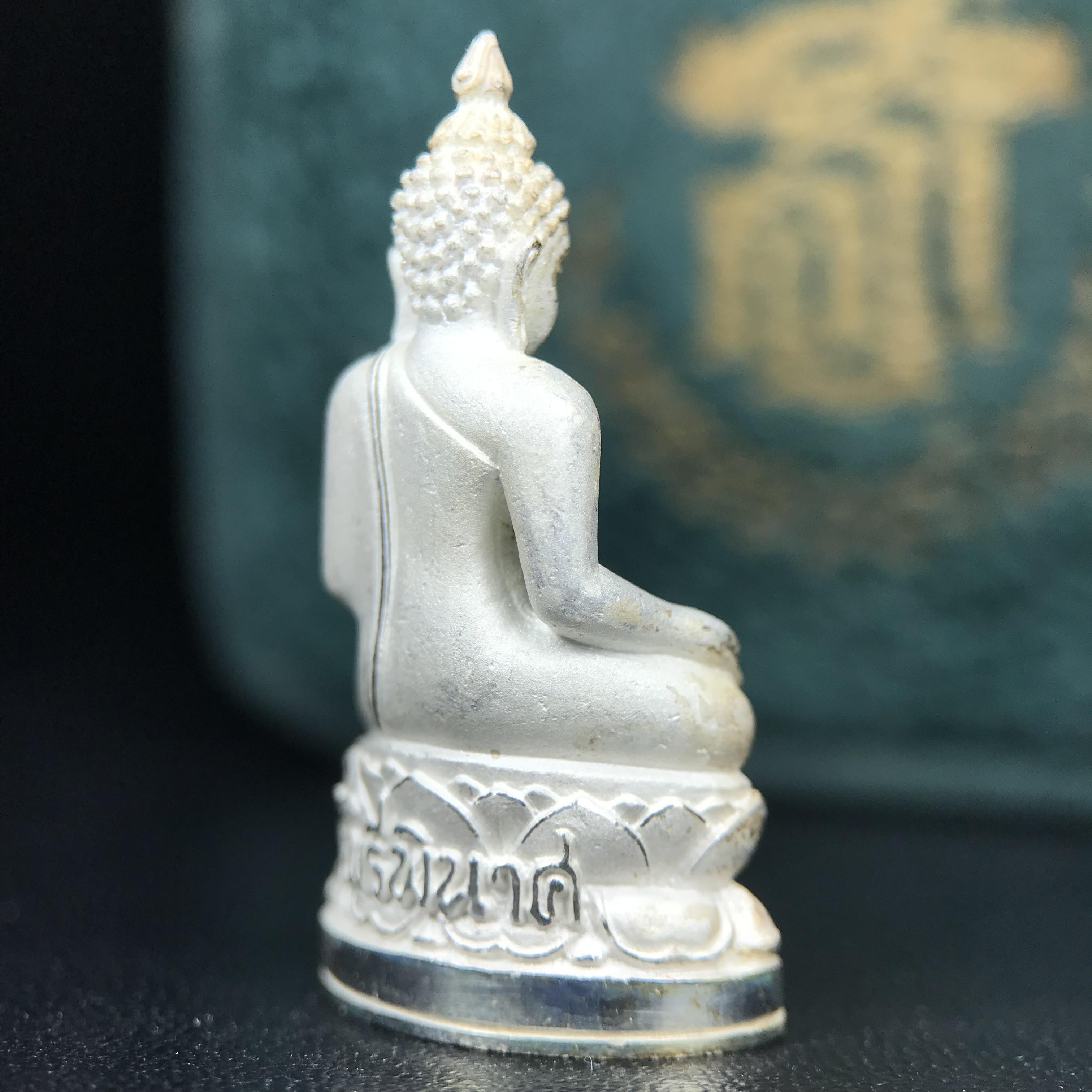 พระกริ่งไพรีพินาศ ตรากาญจนาภิเษกครองสิริราชสมบัติครบ 50 ปี ในหลวงรัชกาลที่9 ปี 2540 เนื้อเงินพร้อมกล่องบรรจุเดิมครบ ชุดพระราชทาน(หายาก)(เข้มขลังทรงอานุภาพยิ่งใหญ่ กำราบศัตรูพ่ายสิ้น พระไพรีพินาศ)(องค์หมายเลข ๔๕ (เลขสวยผลรวมได้เก้า เจริญก้าวหน้าในทุกด้าน)