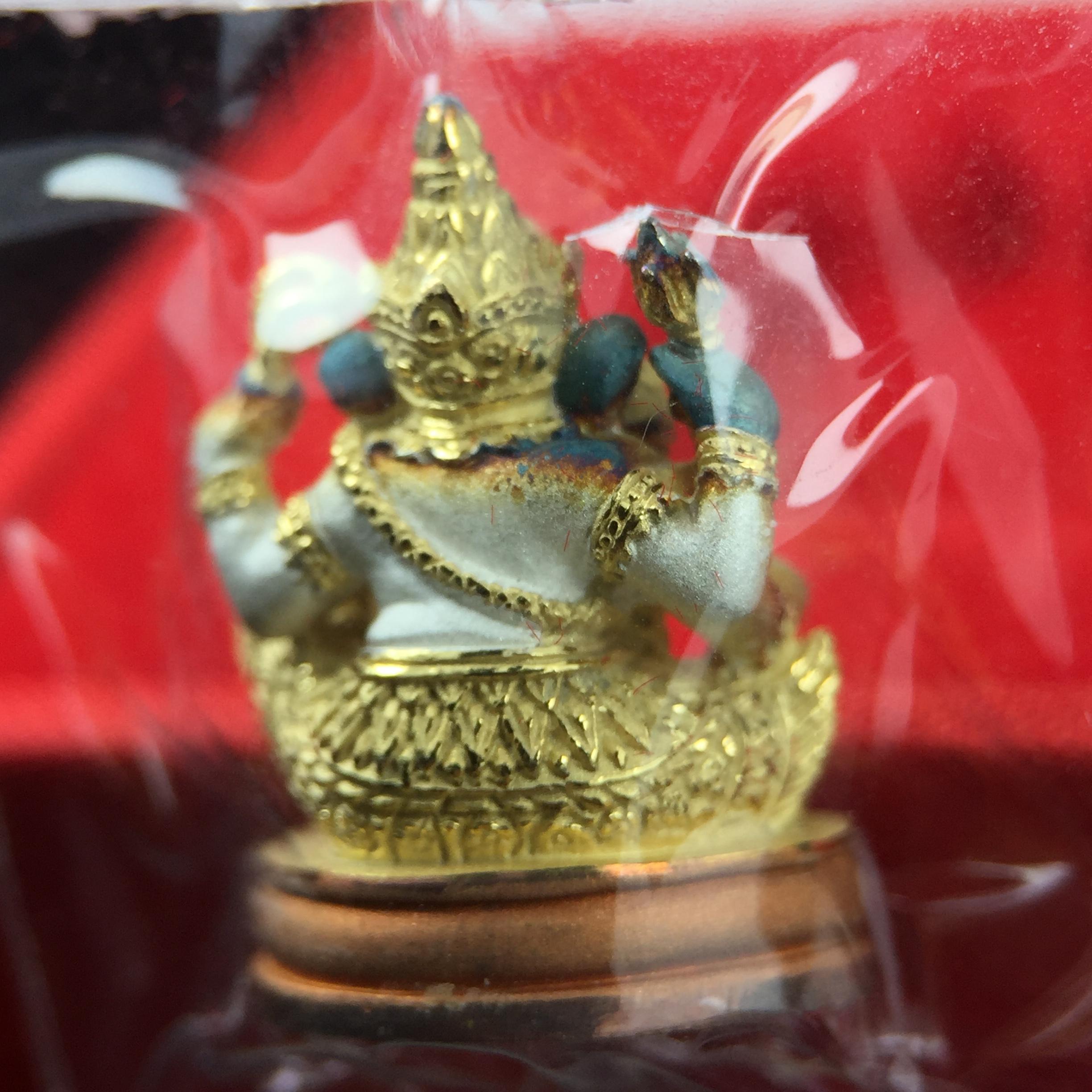 พระพิฆเณศวร วัดบวรนิเวศวิหาร ปี 2542 เนื้อเงินสามกษัตริย์พ่นทรายขัดเงาบางส่วน(ฝังพลอย1เม็ด)(ขนาด 2* 1.4 ซม.) สภาพสวยซีนซองเดิมพร้อมกล่องบรรจุเดิม ตอกโค๊ดหมายเลขกำกับ(ผิวเดิมขึ้นสีรุ้งธรรมชาติ สวย)(คัดสภาพสวยเดิม พิธีใหญ่ พุทธศิลป์งดงาม)