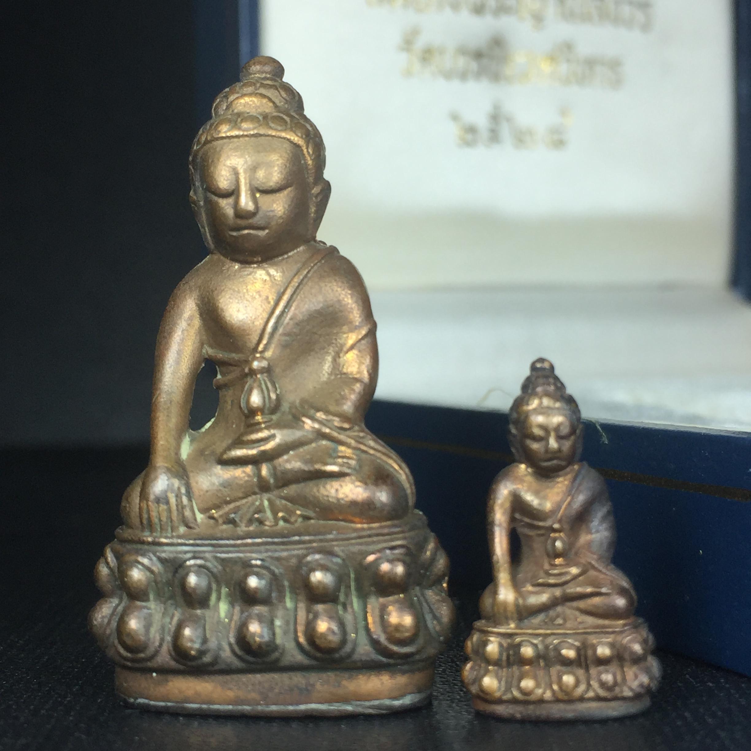 พระกริ่ง-พระชัยวัฒน์ รุ่นศิริสมบัติ อายุสมมงคล 72ปี สมเด็จพระญาณสังวร วัดบวรนิเวศวิหาร ปี 2528 เนื้อสัมฤทธิ์โลหะผสม(ตอกโค๊ด) (สุดยอดชนวนมาลสารรุ่นยอดนิยมที่นำมาจัดสร้าง)พร้อมกล่องบรรจุเดิมครบ รุ่นนี้สร้างน้อย หายาก สภาพสวยมาก