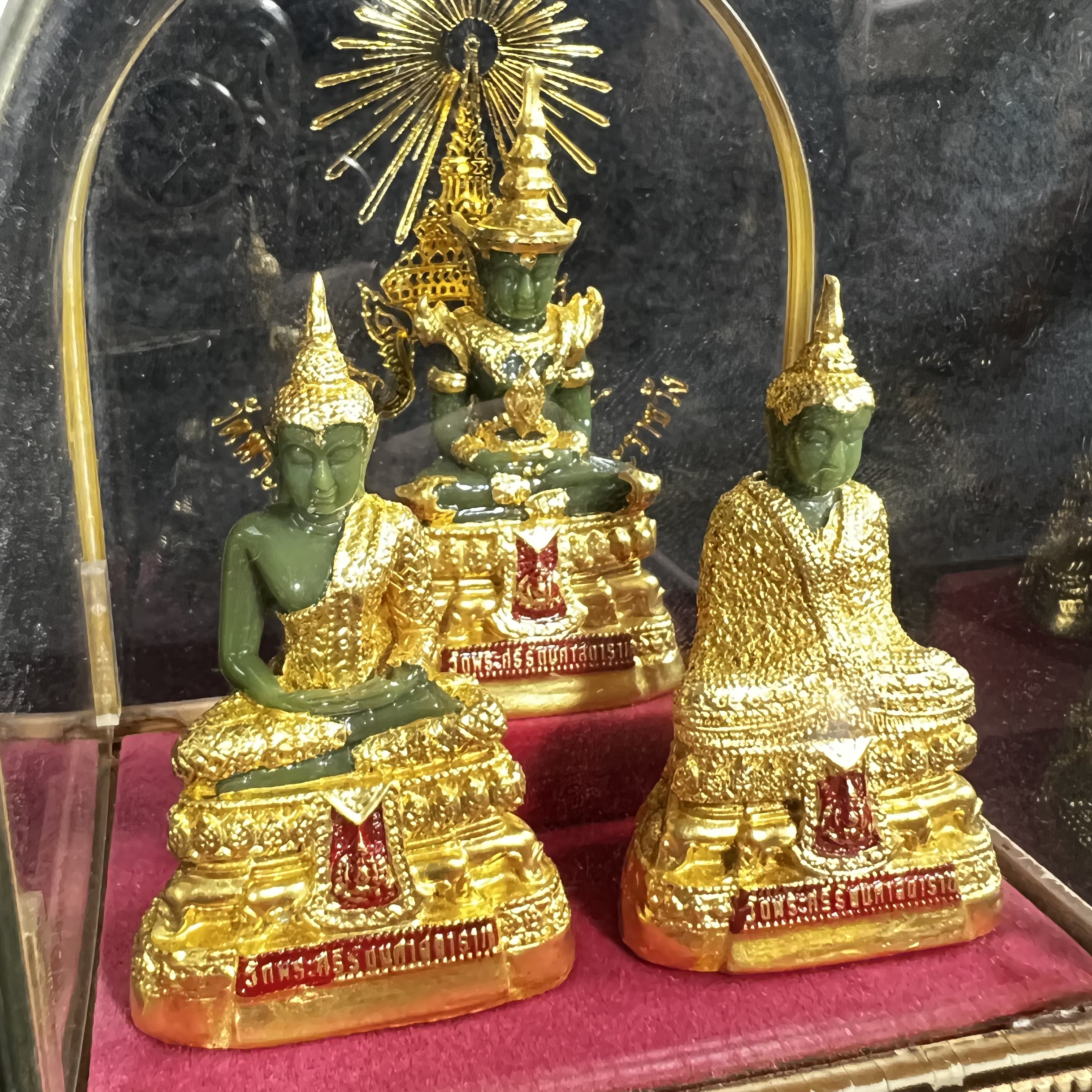 พระพุทธมหามณีรัตนปฏิมากร(พระแก้วมรกต) วัดพระศรีรัตนศาสดาราม สำนักพระราชวัง จัดสร้าง พิมพ์ทรงเครื่อง 3 ฤดู(ร้อน ฝน หนาว) หน้าตัก 2 นิ้วพร้อมครอบตู้เดิม(บรรจุมวลสารใต้ฐาน)