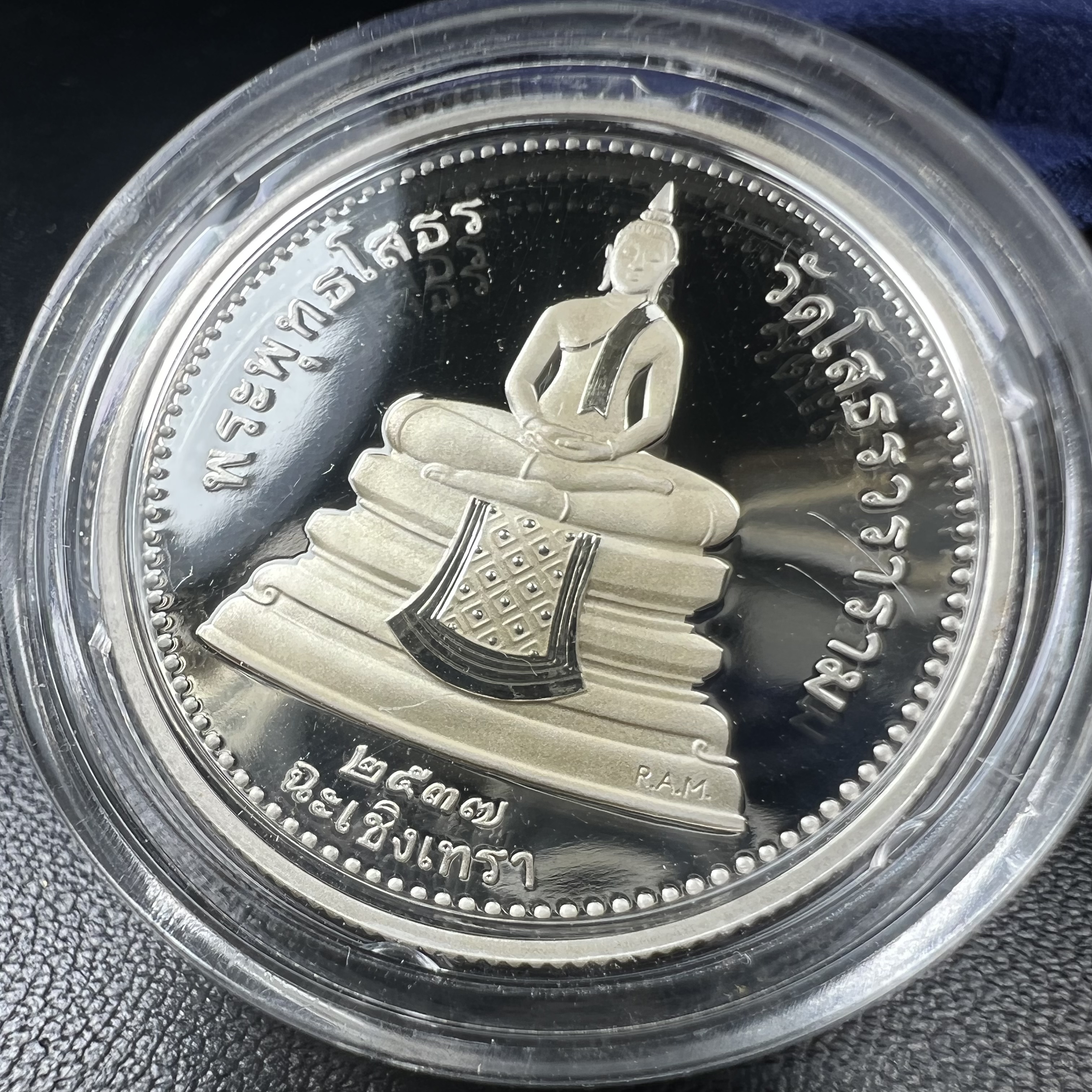 เหรียญพระพุทธโสธร 2 หน้า วัดโสธรวรารามวรวิหาร จ.ฉะเชิงเทรา ปี 2537เนื้อเงินขัดเงาสองหน้า ขนาด 2.8 ซ.ม. บล็อกนอก ผลิตที่โรงกษาปณ์ Royal Australian Mint ประเทศออสเตรเลีย พร้อมกล่องบรรจุเดิม สภาพสวย