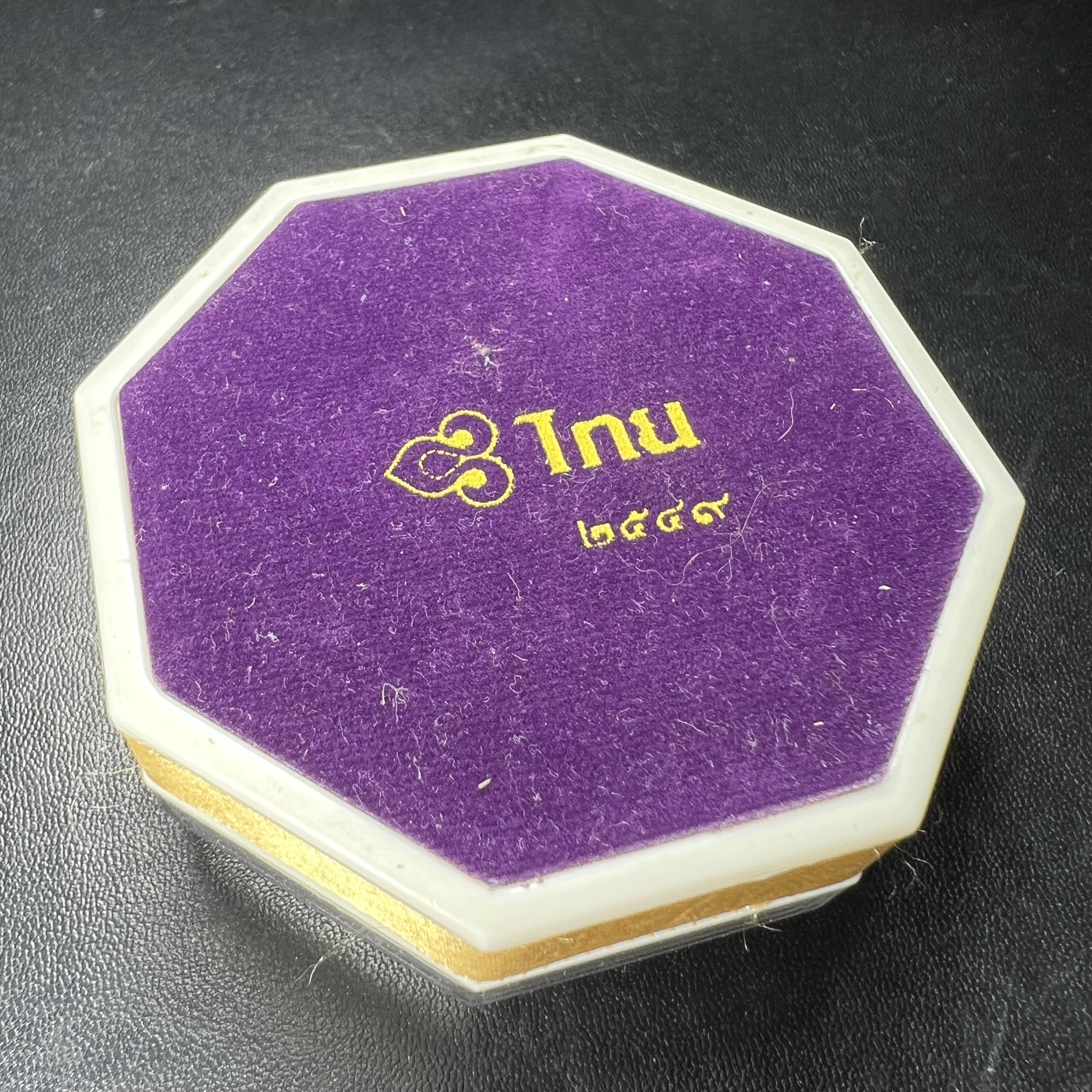 พระแก้วหยกใบโพธิ์ พระพุทธปฏิมาสุวรรณภูมิสิริโชค ภปร. การบินไทยจัดสร้างขึ้น เนื่องในวโรกาสฉลองสิริราชสมบัติครบ60ปี พุทธศักราช 2549 พิธีปลุกเสกวัดพระศรีรัตนศาสดาราม(วัดพระแก้ว) สวยๆพร้อมกล่อง สร้างน้อย หายาก(องค์หมายเลข3824) 1 ใน 6000 องค์