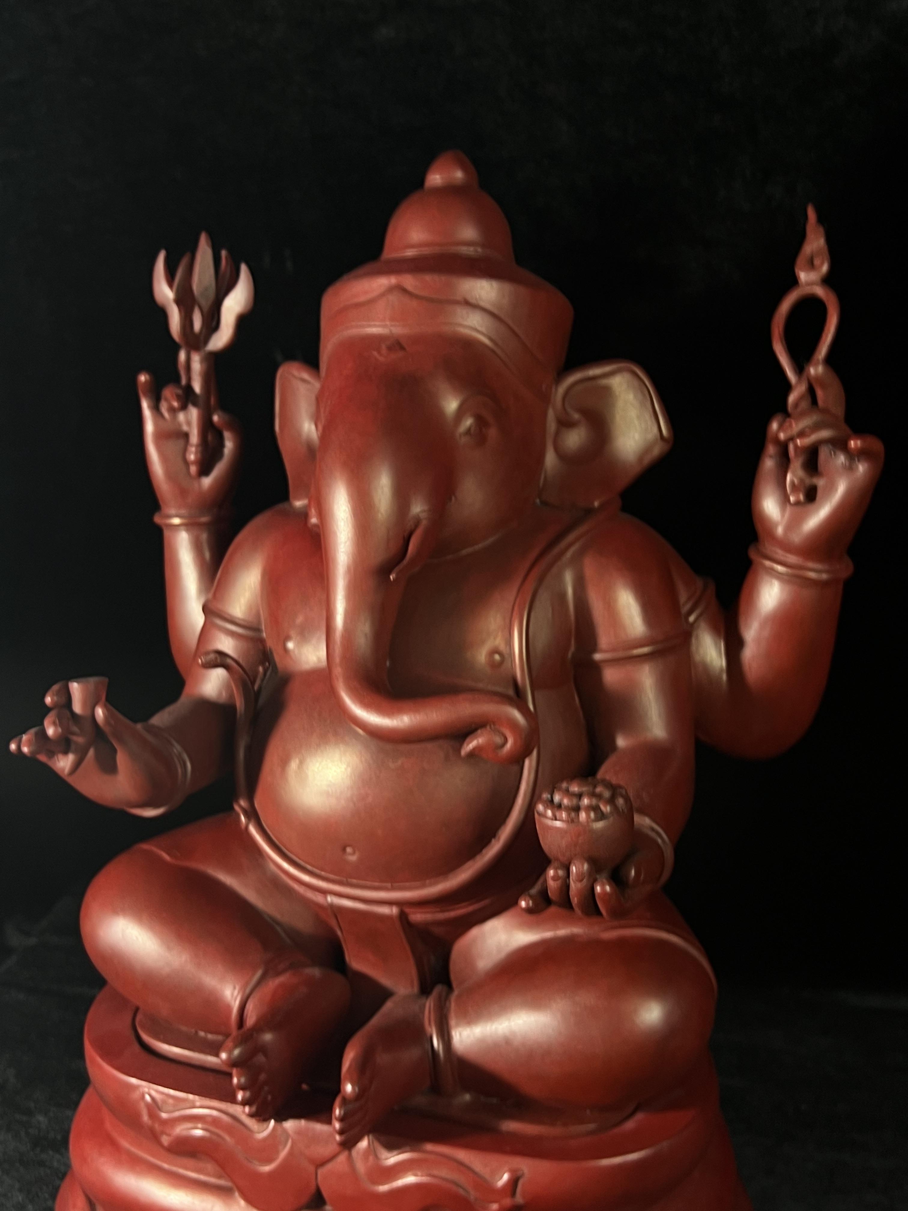 พระพิฆเนศวร 65 ปี คณะจิตรกรรมฯ มหาวิทยาลัยศิลปากร ปี 2551 ขนาดบูชาลอยองค์ หน้าตัก 9 นิ้ว(เนื้อสำริดแดงพลาติน่า)***สีแดงหายาก*** ออกแบบและปั้นโดย รองศาสตราจารย์วิชัย สิทธิรัตน์ ปัจจุบันดำรงตำแหน่งทางวิชาการเป็นศาตราจารย์ ศิลปินแห่งชาติสาขาประติมากรรม