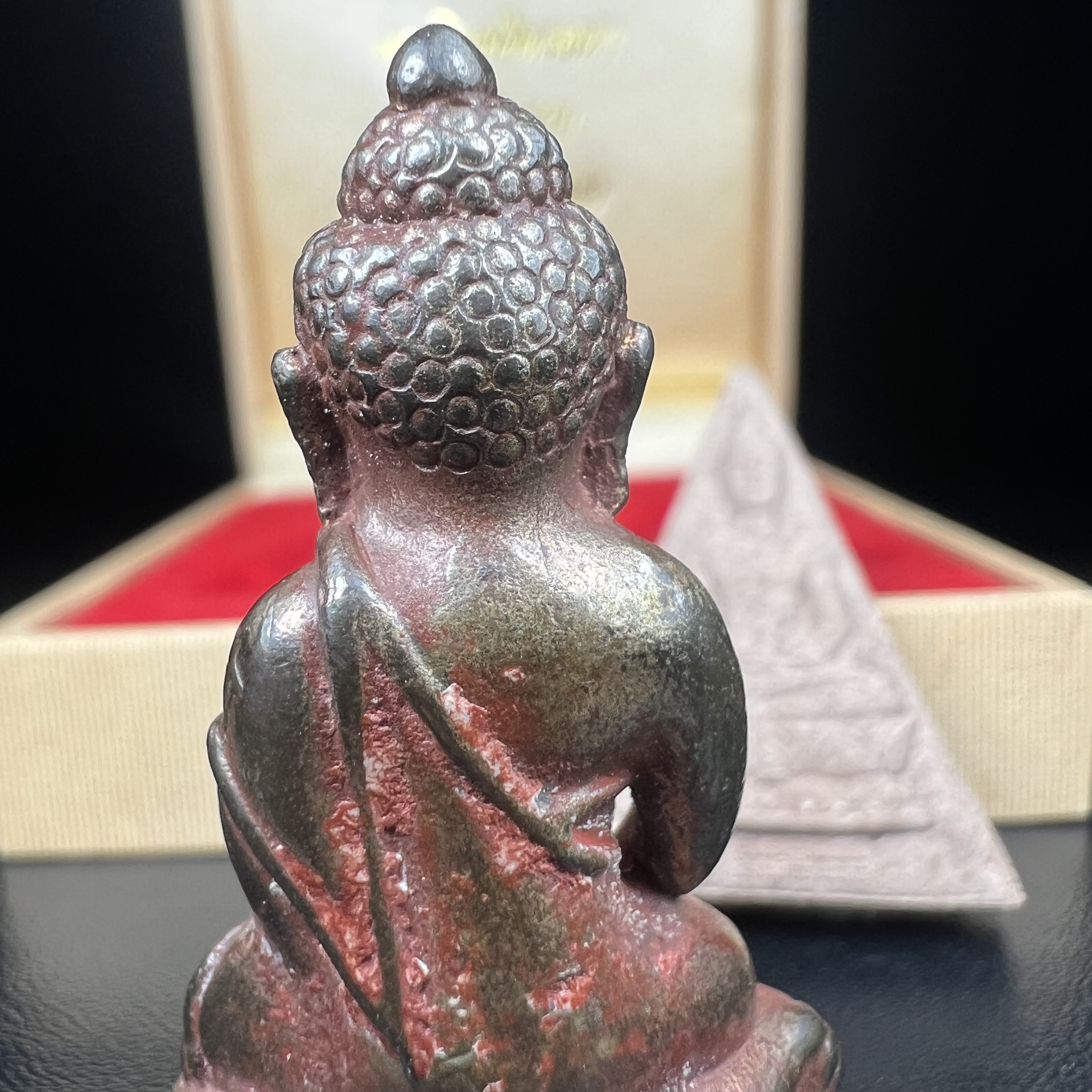 พระกริ่งเจริญโภคทรัพย์ พระพิมพ์จิตรลดา ที่ระลึกโครงการหลวง ปี 2539 ฉลองครองราชสมบัติครบ 50 ปี รัชกาลที่ 9 ตรากาญจนาภิเษกทองคำ(เนื้อทองคำแท้)(ชุดกรรมการหายาก)(สภาพผิวยาขัดแดงๆติดเต็มๆสวยเดิม ผิวแบบนี้พบเจอน้อย))(1ใน1999ชุด)