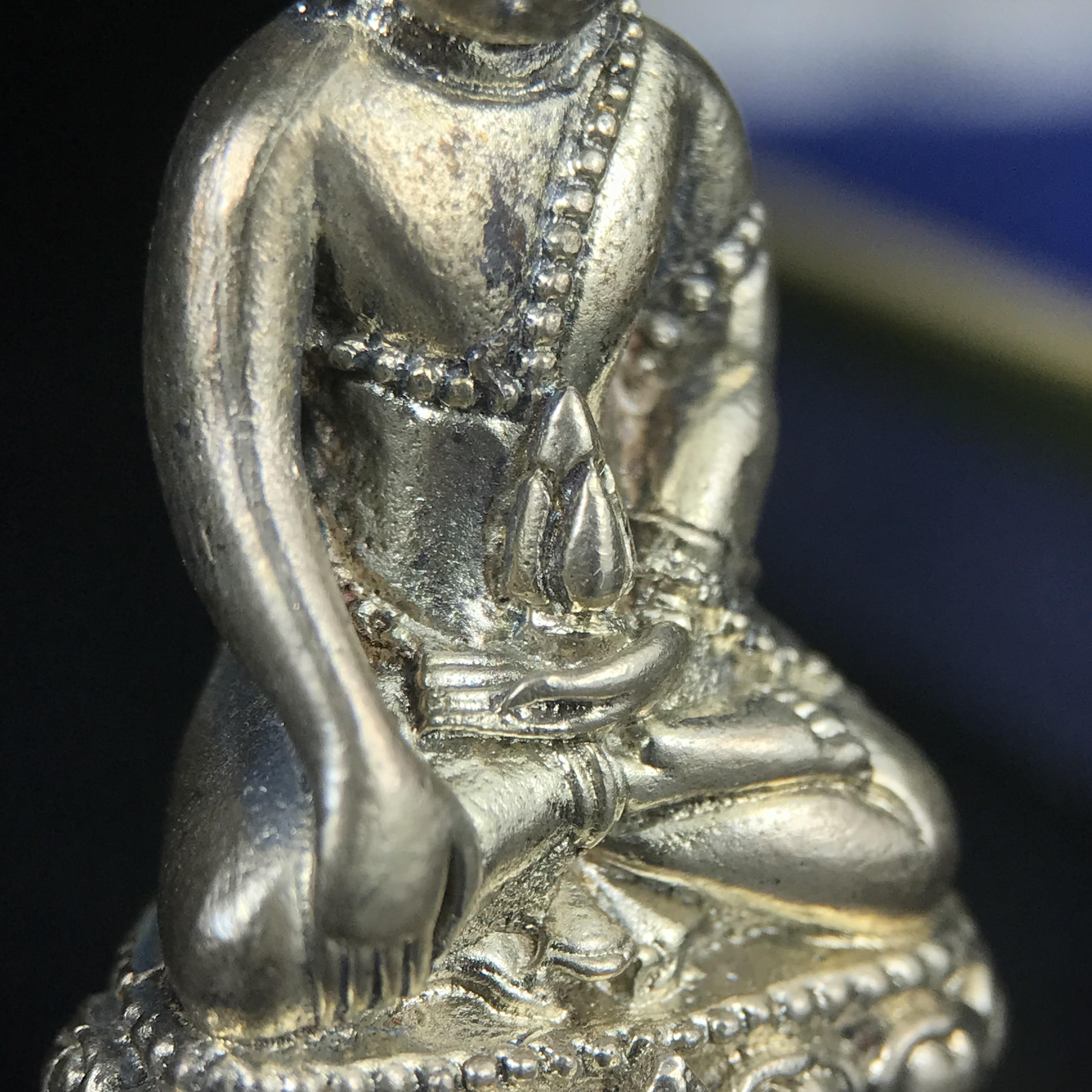 พระกริ่งนวปทุม ภปร. วัดปทุมวนาราม ปี 2535 เนื้อเงิน(ผิวเดิม ผิวน้ำทองทั่วองค์ สวย งดงาม) ขนาดสูง 3.7 ซม. พร้อมกล่องพิเศษบรรจุเดิมครบสมบูรณ์ (ในหลวงรัชกาลที่9เสด็จเททอง)(1ใน3000องค์)นิยมหายาก