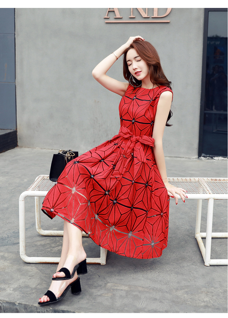 ชุดเดรสสีแดงผ้าแก้วปักลายในตัวตัวสีแดง แขนล้ำ สวยหรู