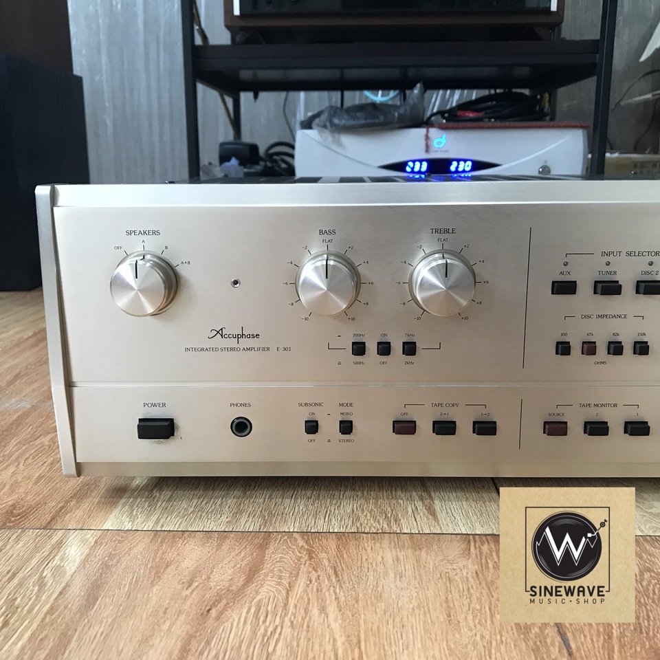 Integrated Amp ยี่ห้อ Accuphase รุ่น E-301 (Made in Japan) ไฟ 220Volts