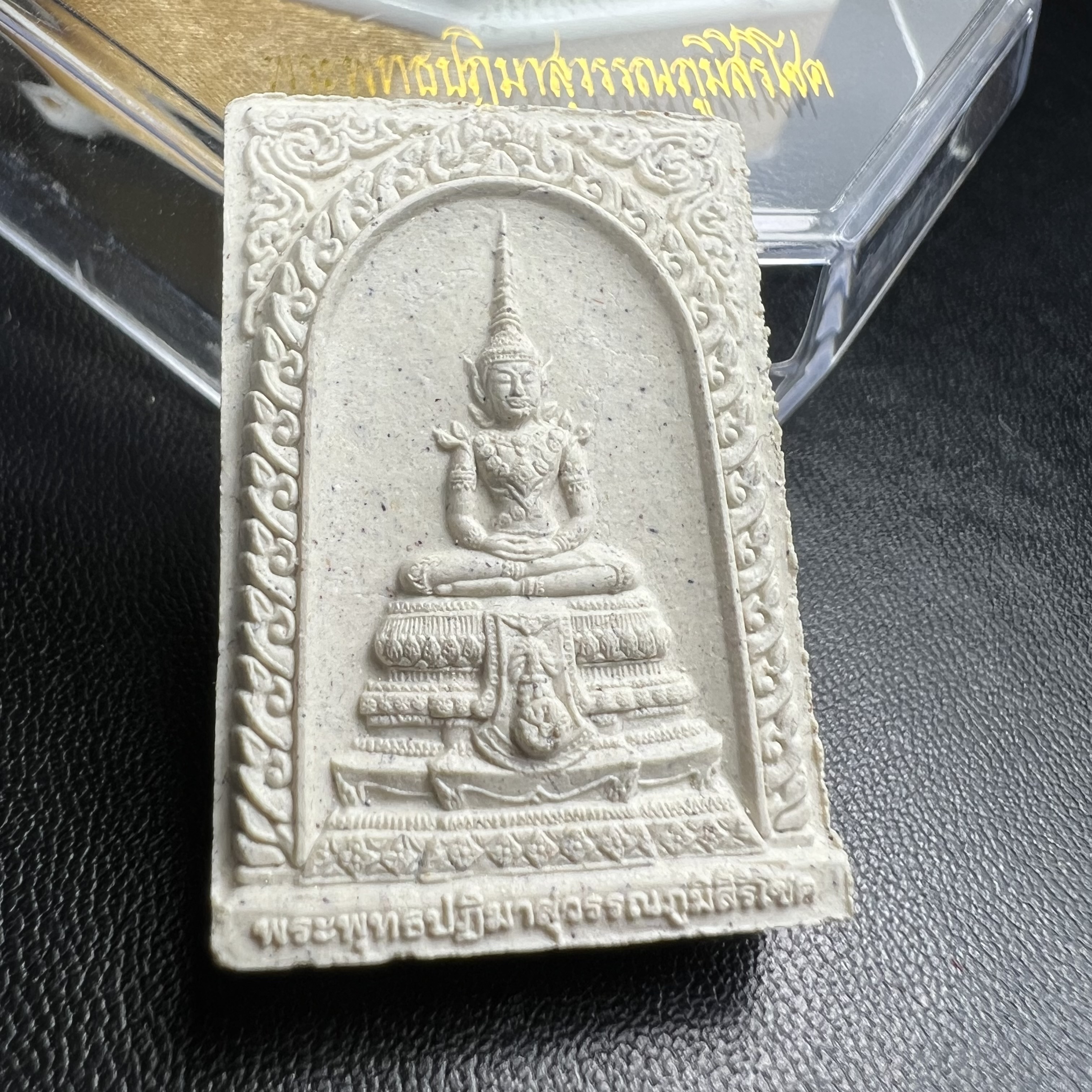 พระพุทธปฏิมาสุวรรณภูมิสิริโชค ภปร. การบินไทยจัดสร้างขึ้น เนื่องในวโรกาสฉลองสิริราชสมบัติครบ60ปี พุทธศักราช 2549 พระผงมวลสารพระราชทานผงจิตรลดา พระเกศา จีวร และว่าน 108ชนิด พิธีปลุกเสกวัดพระศรีรัตนศาสดาราม(วัดพระแก้ว)สวยๆพร้อมกล่องบรรจุครบ พิธีใหญ่ มวลสารดี