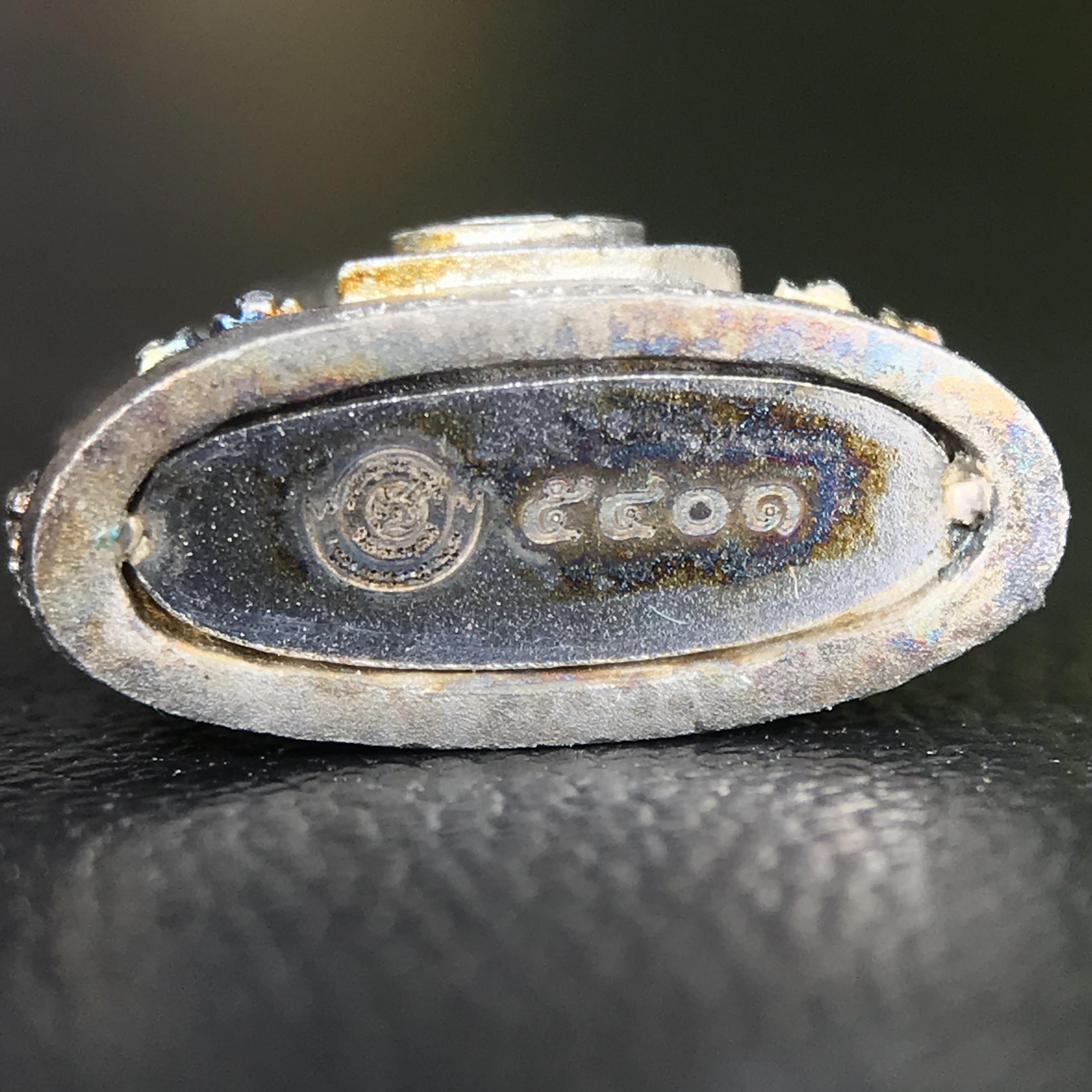 พระพุทธชินราช ภปร. 84 พรรษา พิมพ์เล็กขนาดหน้าตัก 1/4 นิ้ว(สูง 2.0 ซม.)เนื้อเงินชุบทองคำขาว (สภาพผิวเดิมสวย ขึ้นสีรุ้งธรรมชาติ แบบนิยม สวยมาก)(พระราชทานมวลสาร จิตรลดาและเส้นพระเจ้า(เส้นผม))พุทธศิลป์ทรงคุณค่าอีกหนึ่งรุ่นยอดนิยม