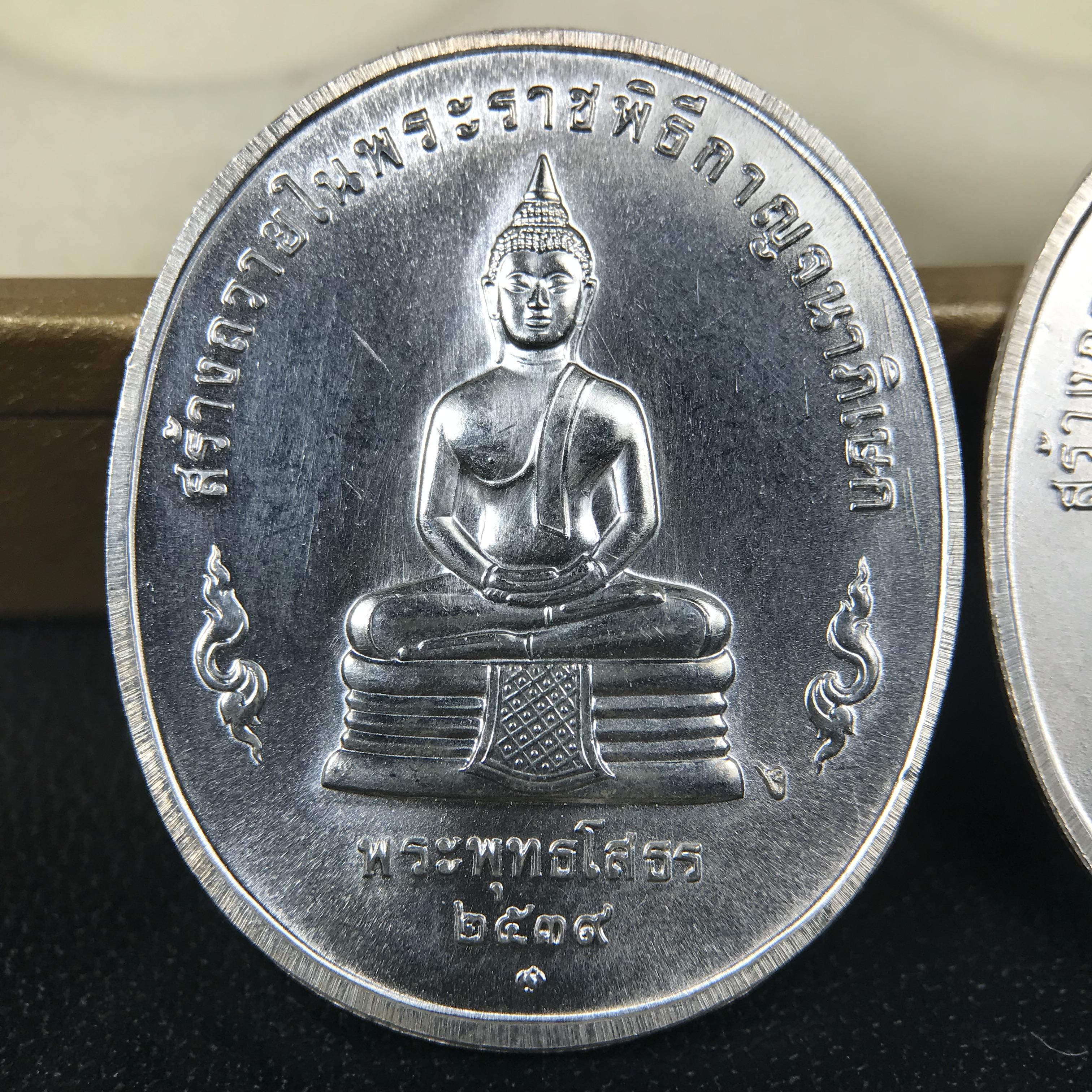 ชุดเหรียญพระพุทธปัญจภาคี ปี 2539 ครบชุด 5 เหรียญ พิมพ์ใหญ่ขนาดสูง 3 ซม. เนื้อเงิน โค๊ต ง.(เงิน) บล็อกกษาปณ์ พร้อมกล่องบรรจุซีนซองเดิมครบสภาพสวย เนื่องในมหามงคลวโรกาสที่ในหลวงรัชกาลที่ 9 ทรงครองสิริราชสมบัติครบ 50ปี พิธีใหญ่ ณ พระอุโบสถวัดพระแก้ว