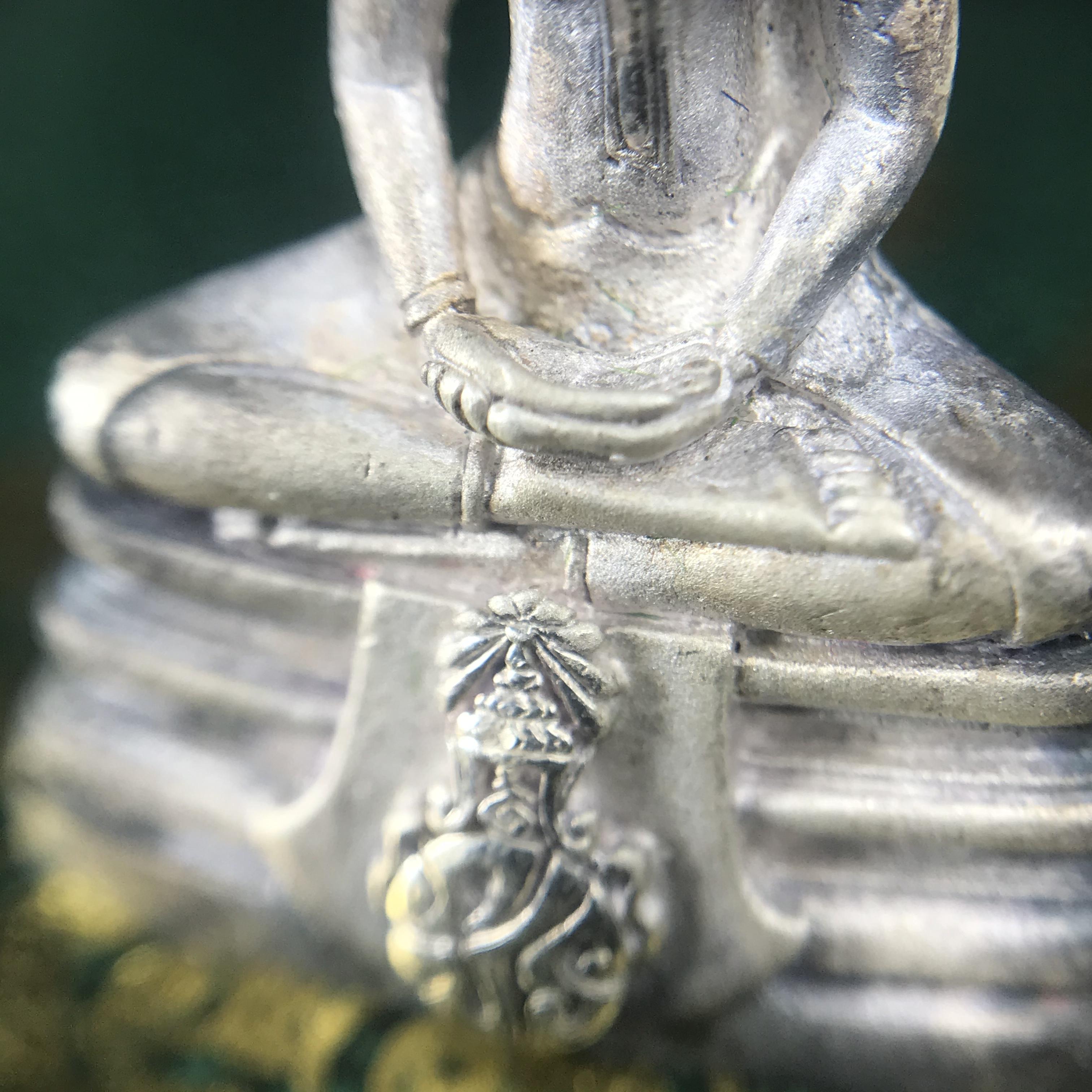 พระพุทธโสธร ภปร. รุ่นย้อนยุค สร้างพระอุโบสถ สมาคมชาวฉะเชิงเทรา จัดสร้าง ปี 2539 วโรกาสครองสิริราชสมบัติครบ 50 ปี เนื้อเงินทรายนวลขัดเงาบางส่วน(ผิวเดิม) พร้อมกล่องบรรจุและใบรับรองเดิม