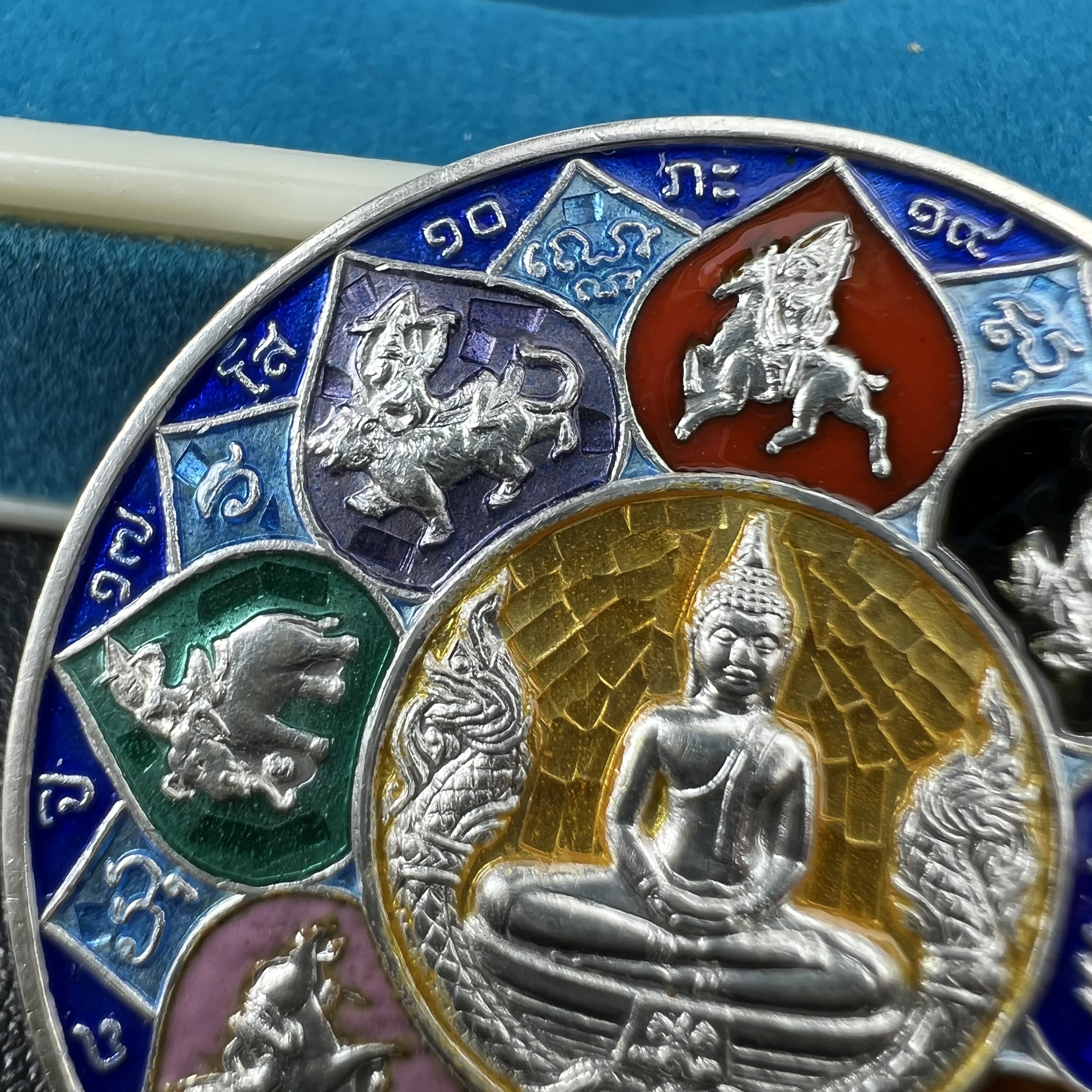 เหรียญหลวงพ่อโสธร รุ่นดวงชะตาคู่ชีวิต พิธีมหาจักรพรรดิตราธิราชครั้งยิ่งใหญ่ พิธีสวดนพเคราะห์เพื่อความเป็นสิริมงคล ปี 2547 ณ พระอุโบสถวัดโสธรวรารามวรวิหาร จ.ฉะเชิงเทรา เนื้อเงินลงยาราชาวดี ขนาด 3.2 ซม.พร้อมกล่องบรรจุเดิมสภาพสวยครบสมบูรณ์