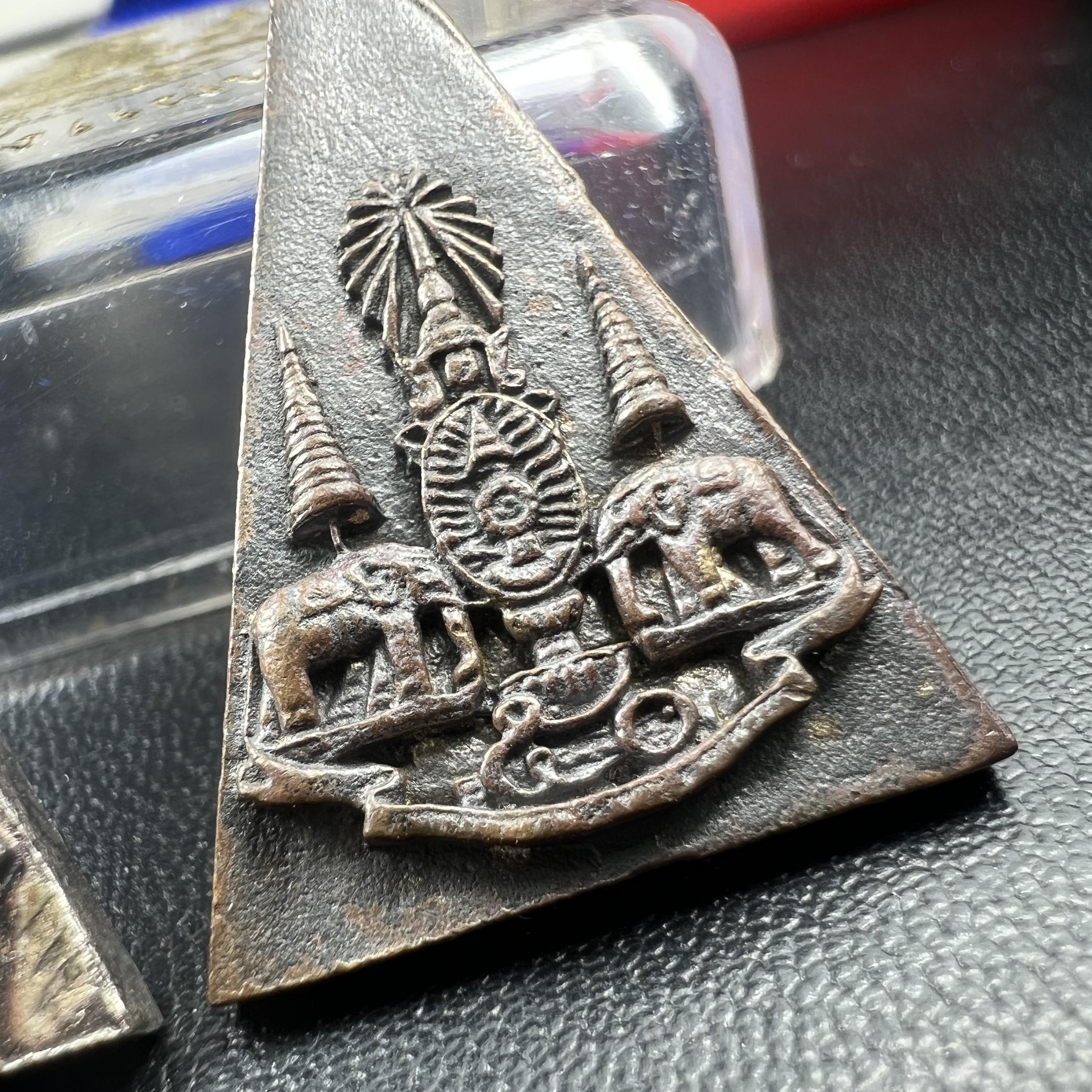 พระกำลังแผ่นดิน (สมเด็จจิตรลดา2) จัดสร้างเฉลิมพระเกียรติ ร.9 ครองราชย์ 50 ปี 2539 เนื้อเงิน(ผิวเดิมกลับดำ รุ้งๆสวย)+เนื้อนวโลหะ(สร้างน้อยหายาก)พร้อมกล่องบรรจุเดิมครบสมบูรณ์(1ใน2539องค์)