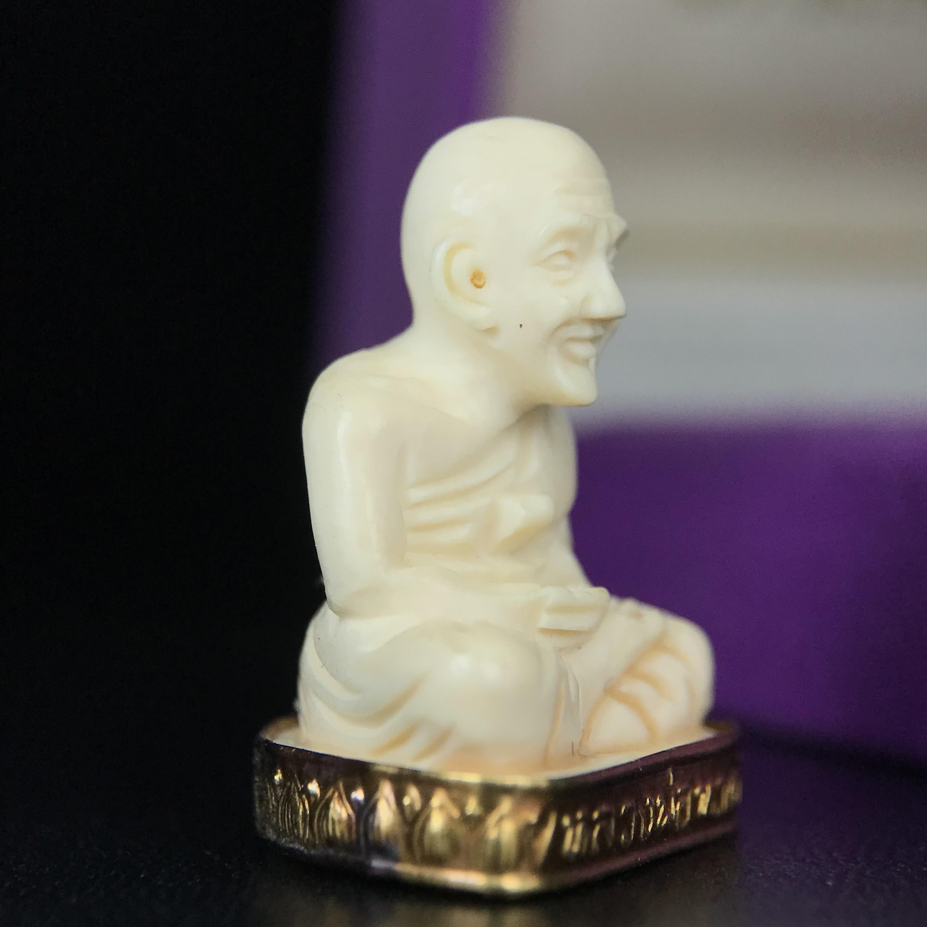 สมเด็จหลวงพ่อทวด รุ่นคชสารหมื่นปี (ศิลปาชีพ) วัดช้างให้ ปี 2541โดยมีท่าน อ.นอง วัดทรายขาว เป็นเจ้าพิธี และมีเกจิร่วมปลุกเสก 108 รูป บรรจุผงว่านเก่าและดินกากยายักษ์(พิมพ์ลอยองค์ฐานทองคำโค๊ตทองคำ)พร้อมกล่องบรรจุครบ นิยมหายาก**ผิวสวยงานแกะพุทธศิลป์สวยงดงาม**