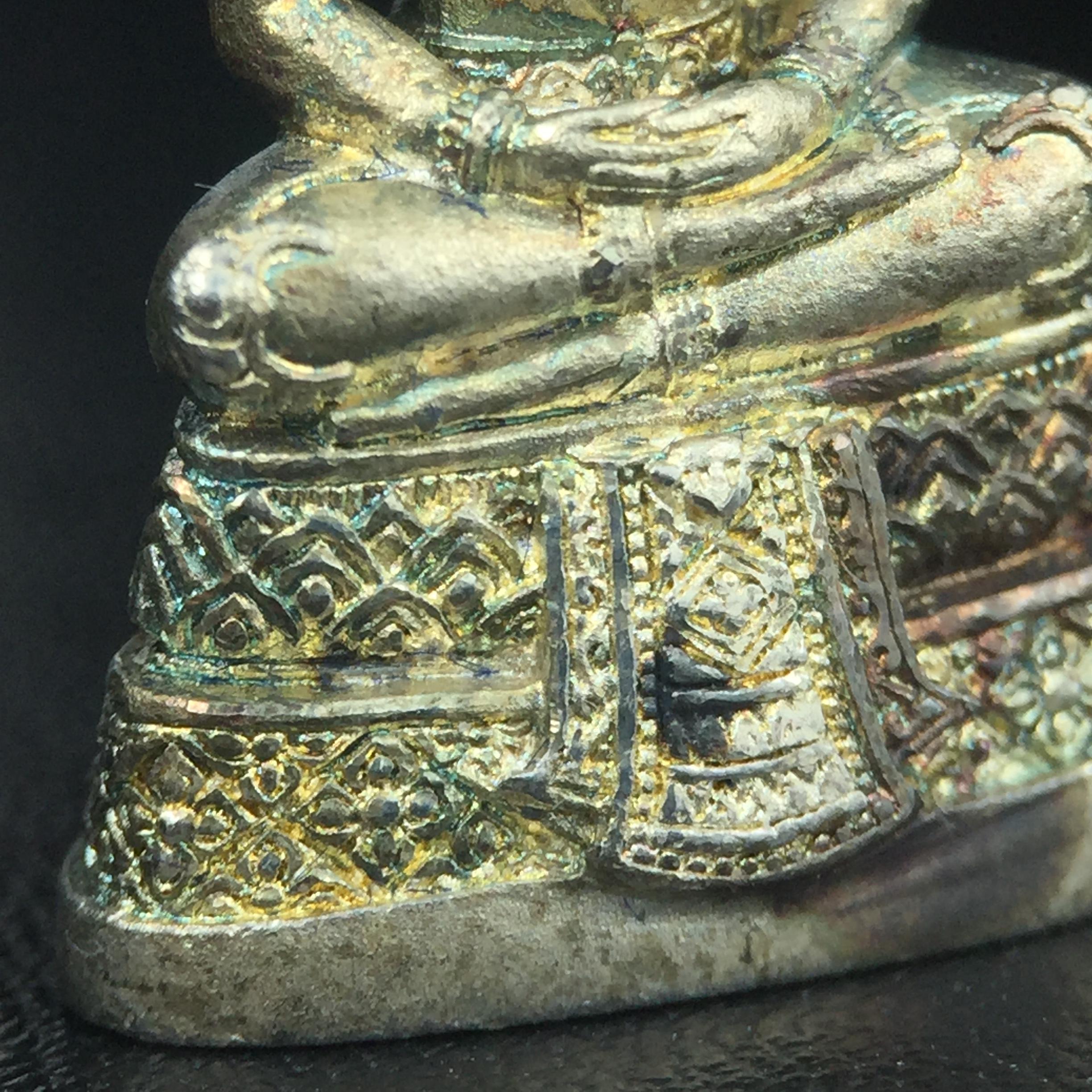 พระแก้วมรกต กรมสรรพสามิตจัดสร้างขึ้นเนื่องในโอกาสครบรอบ 64 ปีของกรมสรรพสามิต และเนื่องในวโรกาสที่พระบาทสมเด็จพระเจ้าอยู่หัวทรงครองราชย์ครบ50ปีเมื่อ พ.ศ.2539 เนื้อเงินทรายนวลขัดเงา(ผิวเดิมๆขึ้นสีรุ้งธรรมชาติสวย(สเน่ห์พระเนื้อเงินสีสันที่ธรรมชาติสรรค์สร้าง)