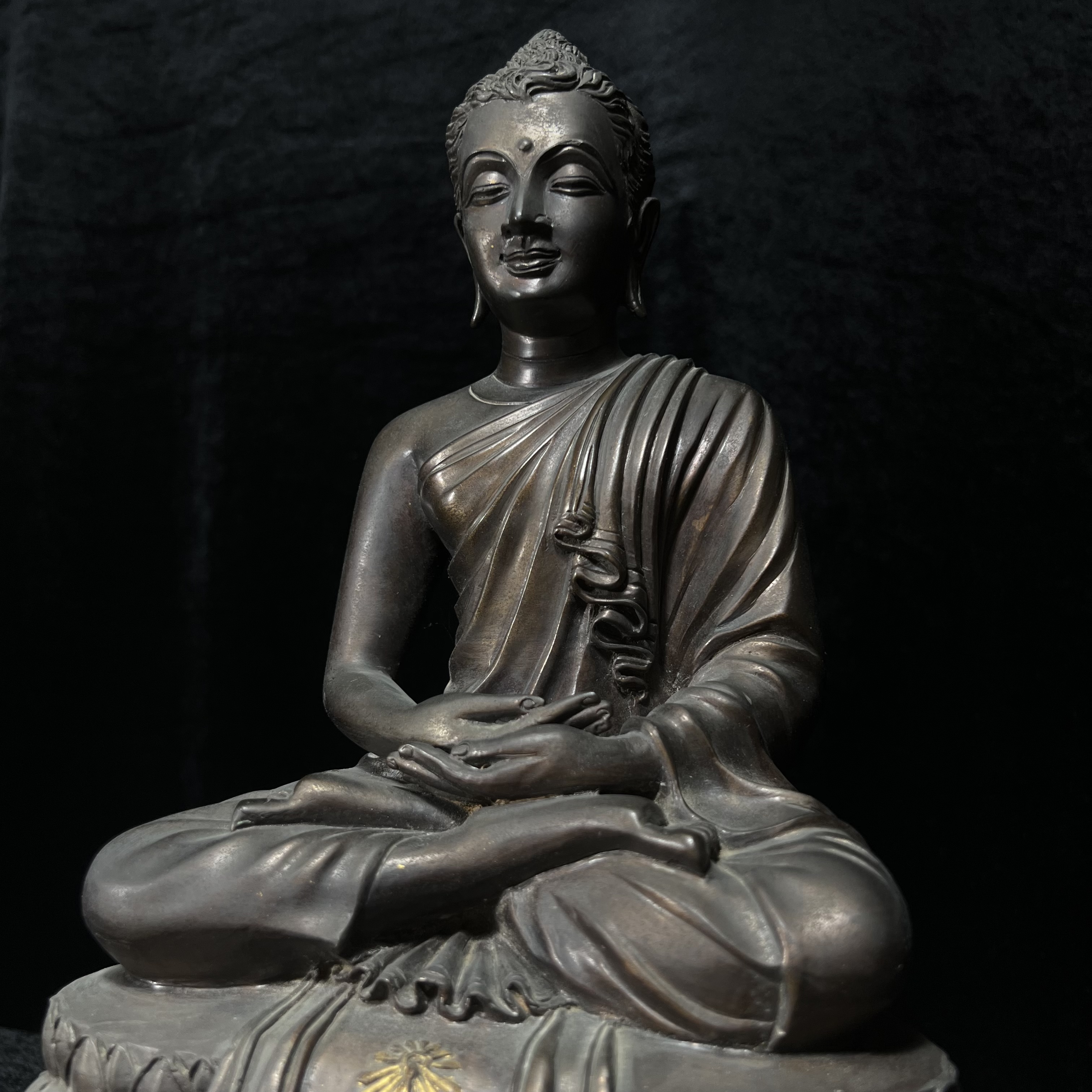 พระพุทธสิทธัตถศาสดา 100 ปี กรมบัญชีกลาง พ.ศ.2533(รุ่นแรก) เนื้อโลหะสำริด รมมันปู หน้าตัก 5.9 นิ้ว (พิธีใหญ่ ศิลป์สวย หายาก)(พระราชทานเม็ดพระธาตุ บรรจุมวลสารใต้ฐานองค์พระ)องค์หมายเลข 63(ผลรวมได้ 9 เลขมหามงคลเจริญก้าวหน้าในทุกด้าน)