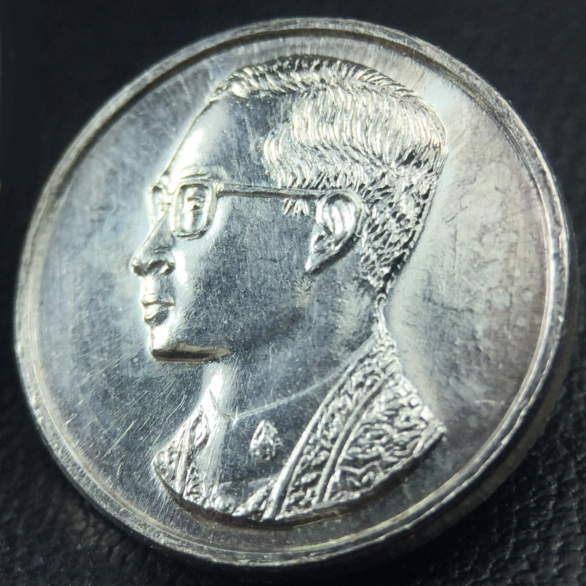 เหรียญพระบรมรูปคุ้มเกล้า รพ.ภูมิพล ปี2522 เนื้อเงิน พิมพ์เล็ก(พบเจอน้อยหายาก) คัดสภาพสวยเดิม(ในหลวงรัชกาลที่9 ทรงจุดไฟพระฤกษ์และเททอง พิธีใหญ่)ยอดนิยมหายาก