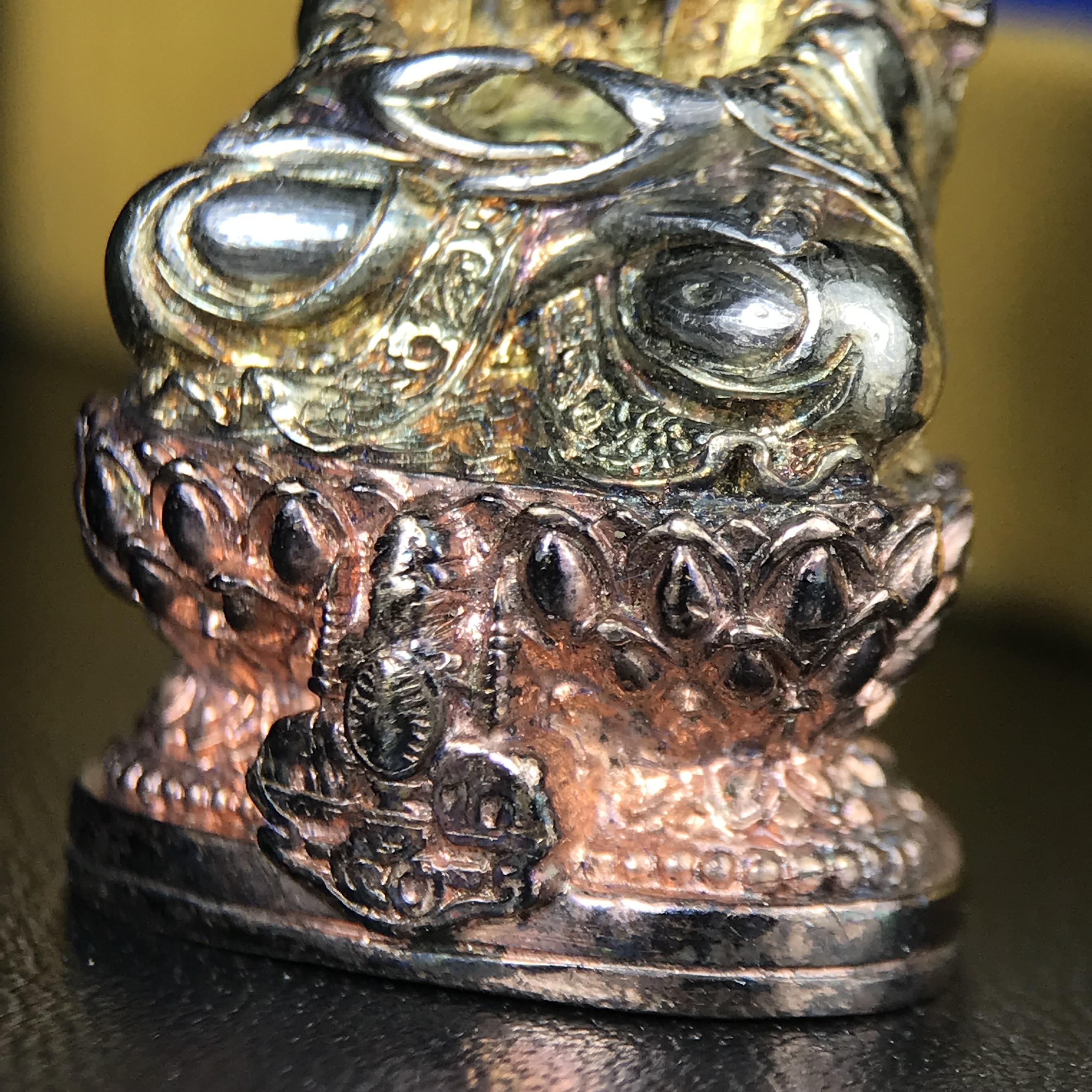 พระกริ่งจีน "ต้าเยิ่นถะ" ชุดกาญจนาภิเษกครองราชย์ 50 ปี วัดบวรนิเวศวิหาร ปี 2538 เนื้อเงินสามกษัตริย์ 99.99% สูง 3.8 ซม. (สภาพผิวสวยเดิมติดรุ้งๆ พิธีใหญ่ พุทธศิลป์งดงาม) สภาพสวยเดิมพร้อมกล่องบรรจุเดิม ***ตอกโค๊ดหมายเลข ๖๒๙๒***