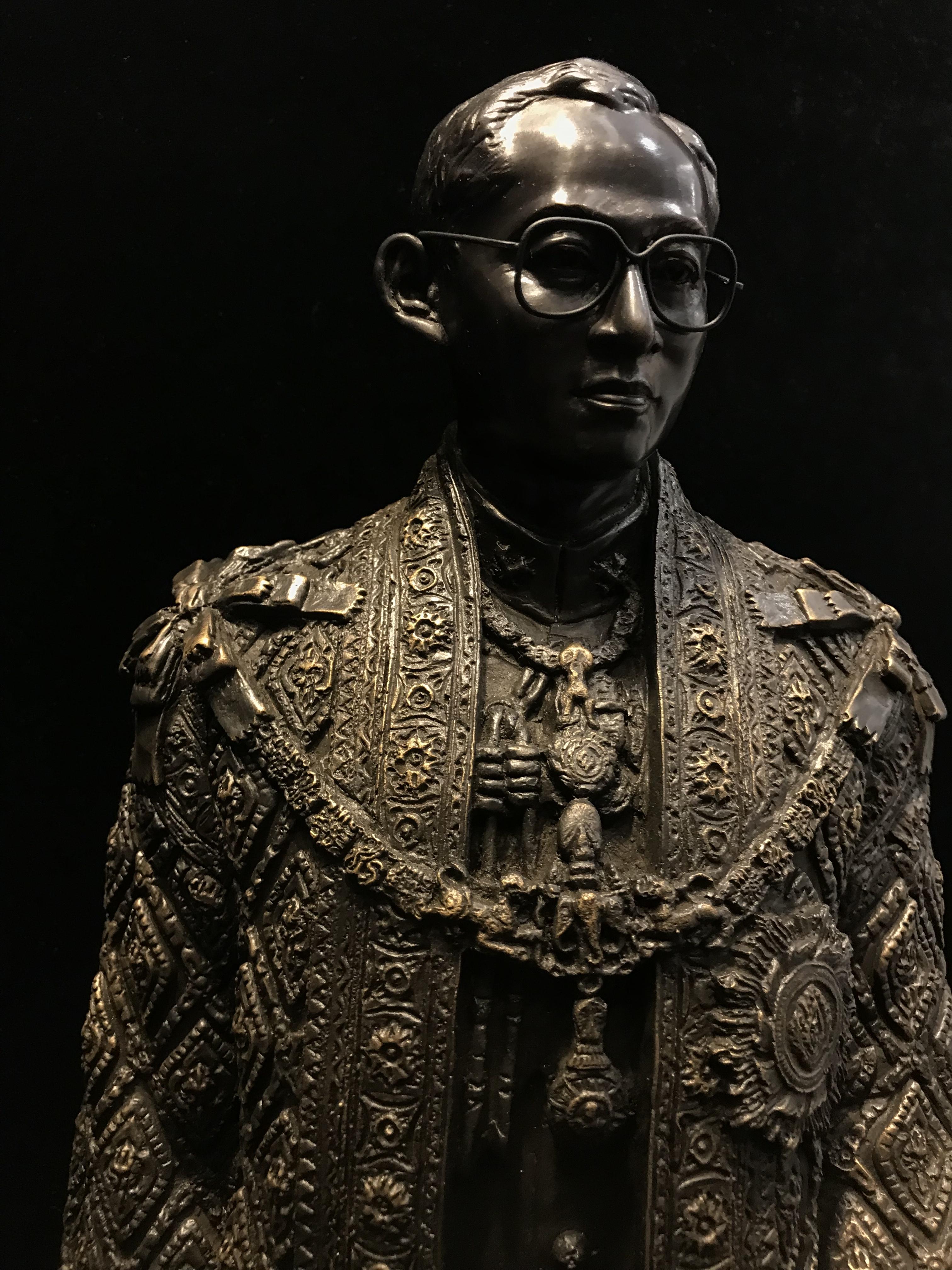 พระบรมรูปจำลองในหลวง รัชกาลที่ ๙ จัดสร้างโดย สมาคมศิษย์เก่าวิทยาศาสตร์ จุฬาลงกรณ์มหาวิทยาลัยและคณะวิทยาศาสตร์ จุฬาลงกรณ์มหาวิทยาลัย ปี2539(พร้อมกล่องบรรจุเดิมและใบรับรองจากผู้จัดสร้าง)