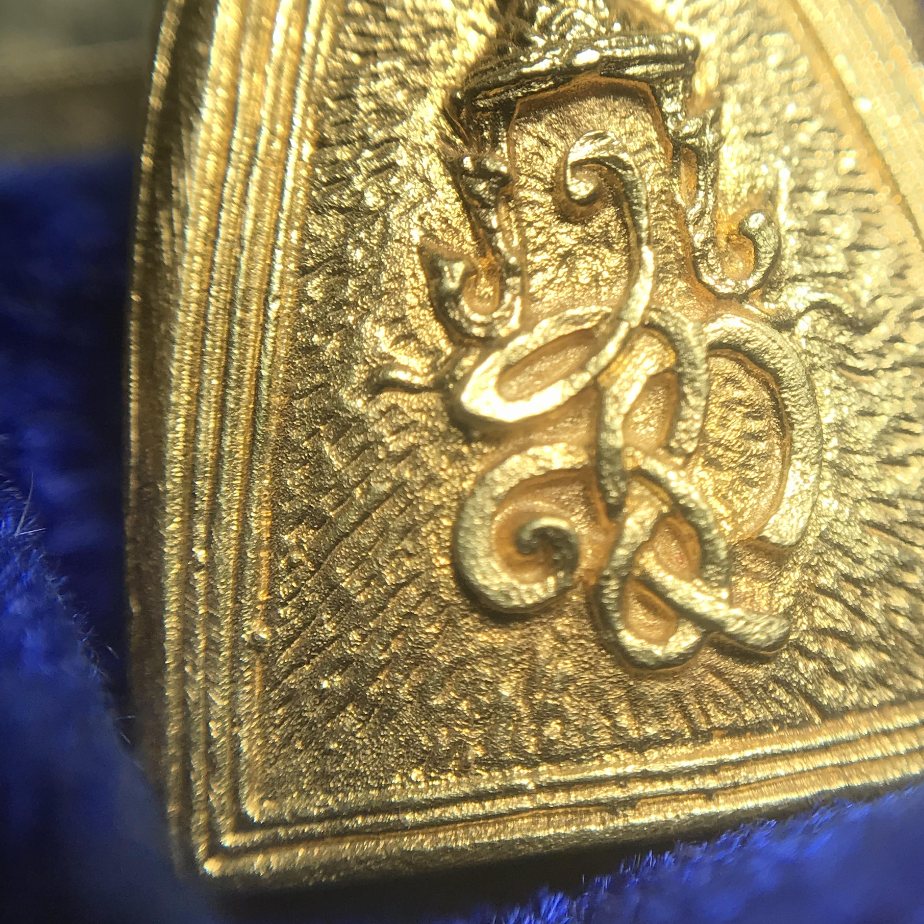 พระสมเด็จนางพญา ส.ก. ปี2535 เนื้อทองคำ พิมพ์ใหญ่ 5รอบพระราชินี หลวงปู่โต๊ะปลุกเสก(ในหลวงและพระราชินีเสด็จในพิธี) พร้อมกล่องบรรจุเดิม(นิยม)