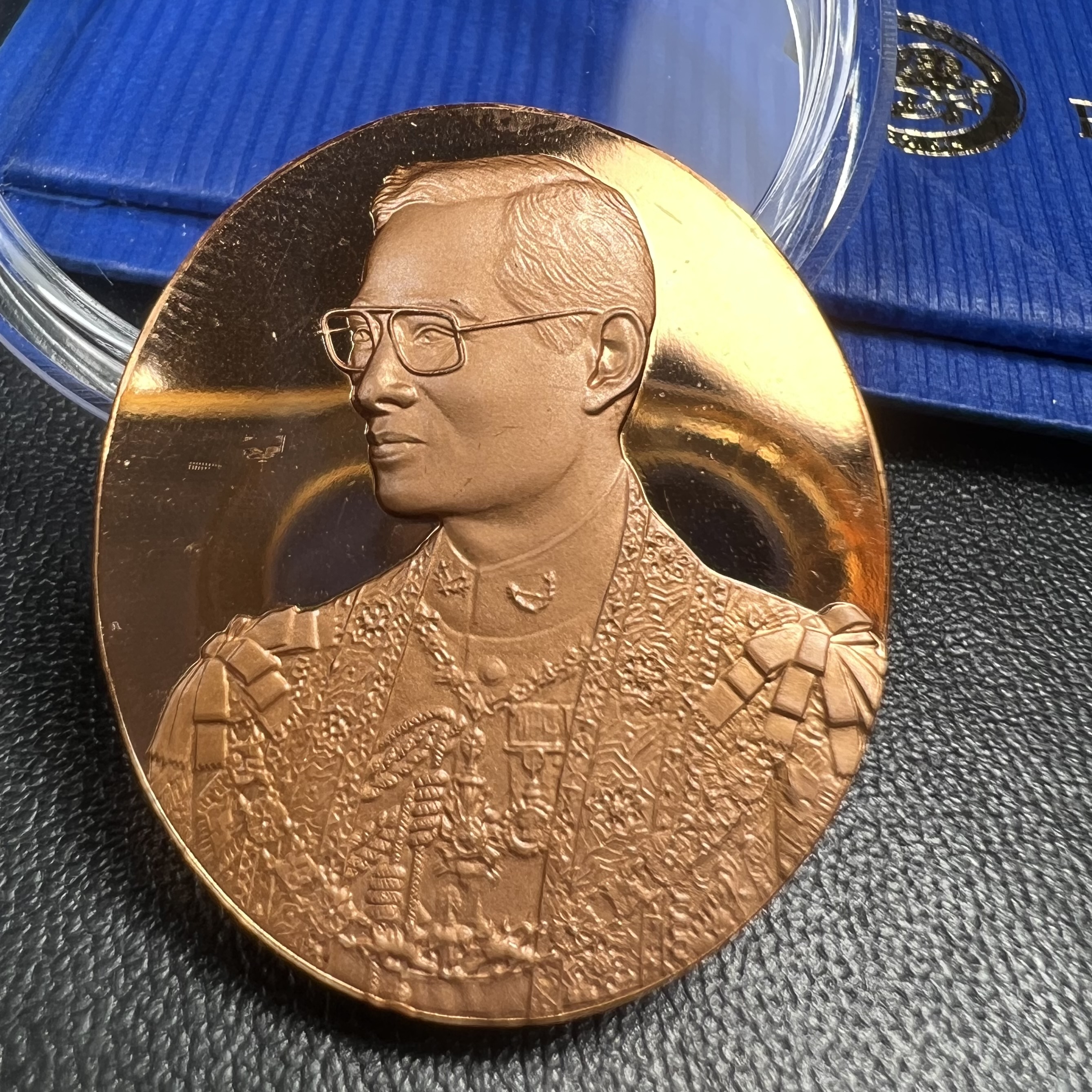 เหรียญ ร.9 เฉลิมพระเกียรติ 72 พรรษา 3 มิติโฮโลแกรม(รุ่นแรก) เนื้อทองแดงขัดเงา(ผลิตจากโรงงานกษาปณ์ฮูกานินทร์ ประเทศสวิสเซอร์แลนด์)(สภาพสวยเดิมพร้อมกล่องบรรจุใบรับรองเดิม)