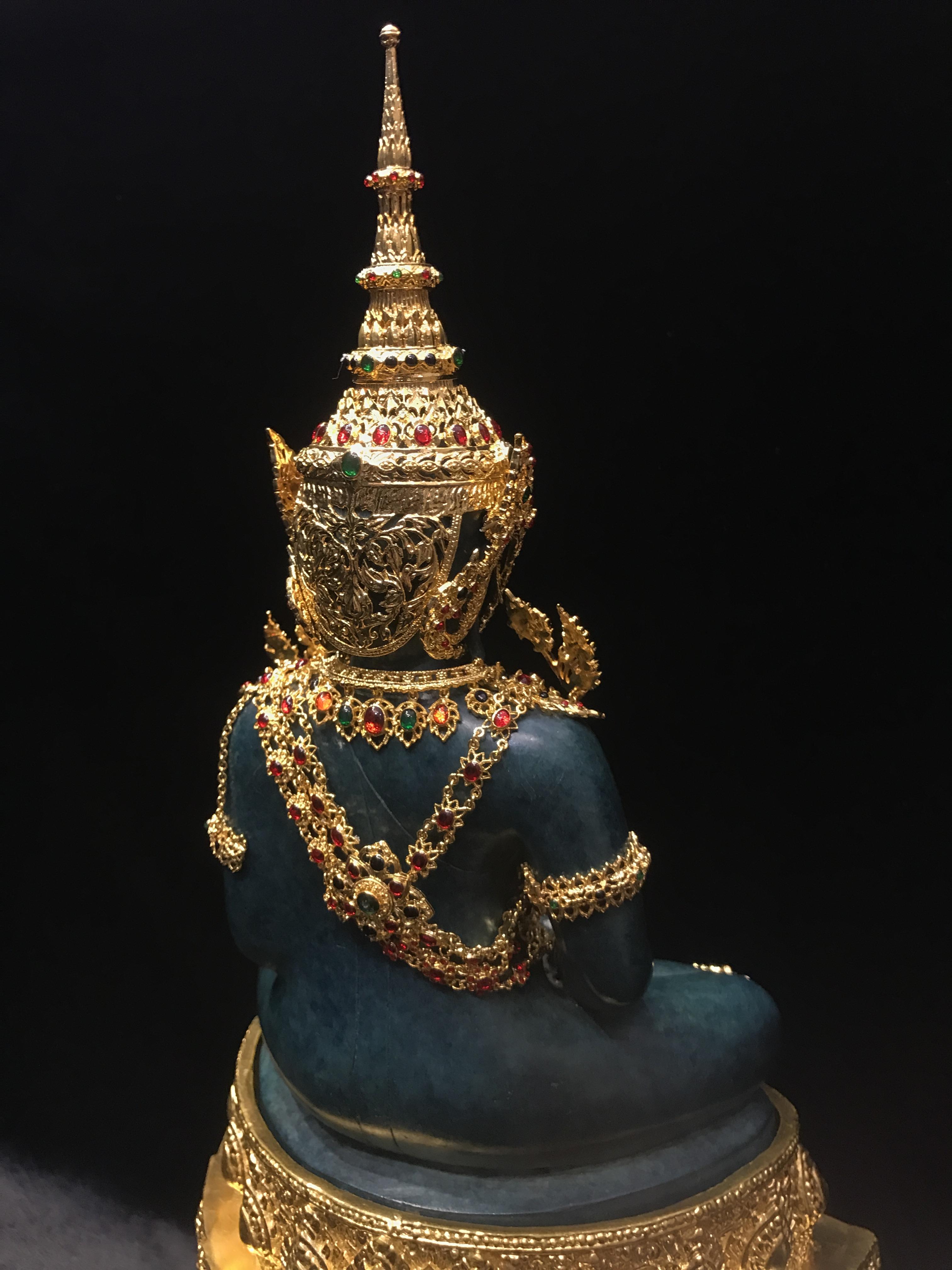 พระพุทธมหามณีรัตนปฏิมากร จำลอง (พระแก้วมรกต) ขนาดบูชาหน้าตัก 5 นิ้ว ตราสัญลักษณ์ ภ.ป.ร. รุ่นแรก ปี2547 เนื้อนวโลหะเคลือบสีเขียว(เครื่องทรงนวโลหะชุบทอง)