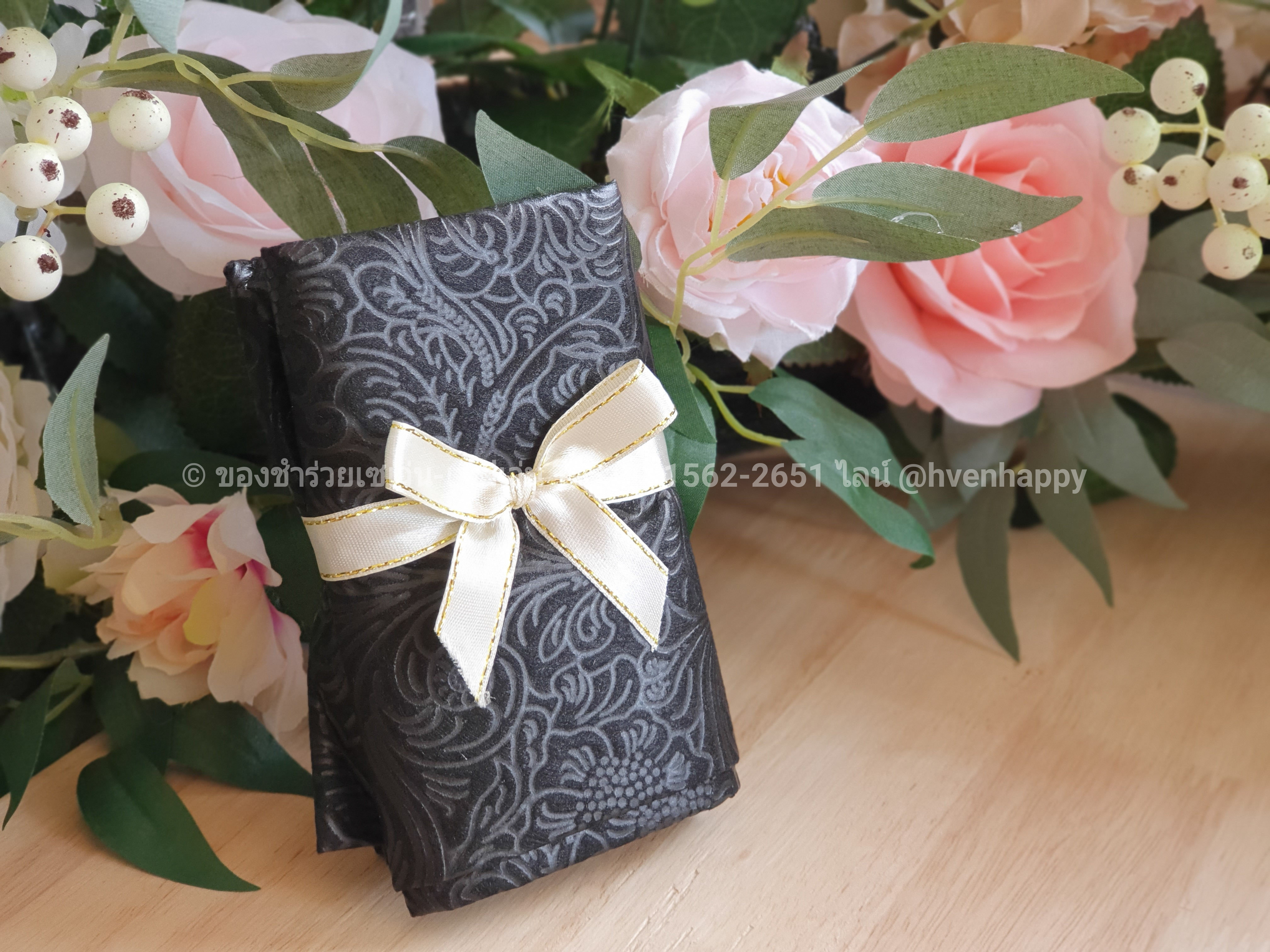 ของชำร่วยงานศพ กระเป๋าผ้าสปันบอนด์สีดำ อัดลายดอกไม้ในตัว