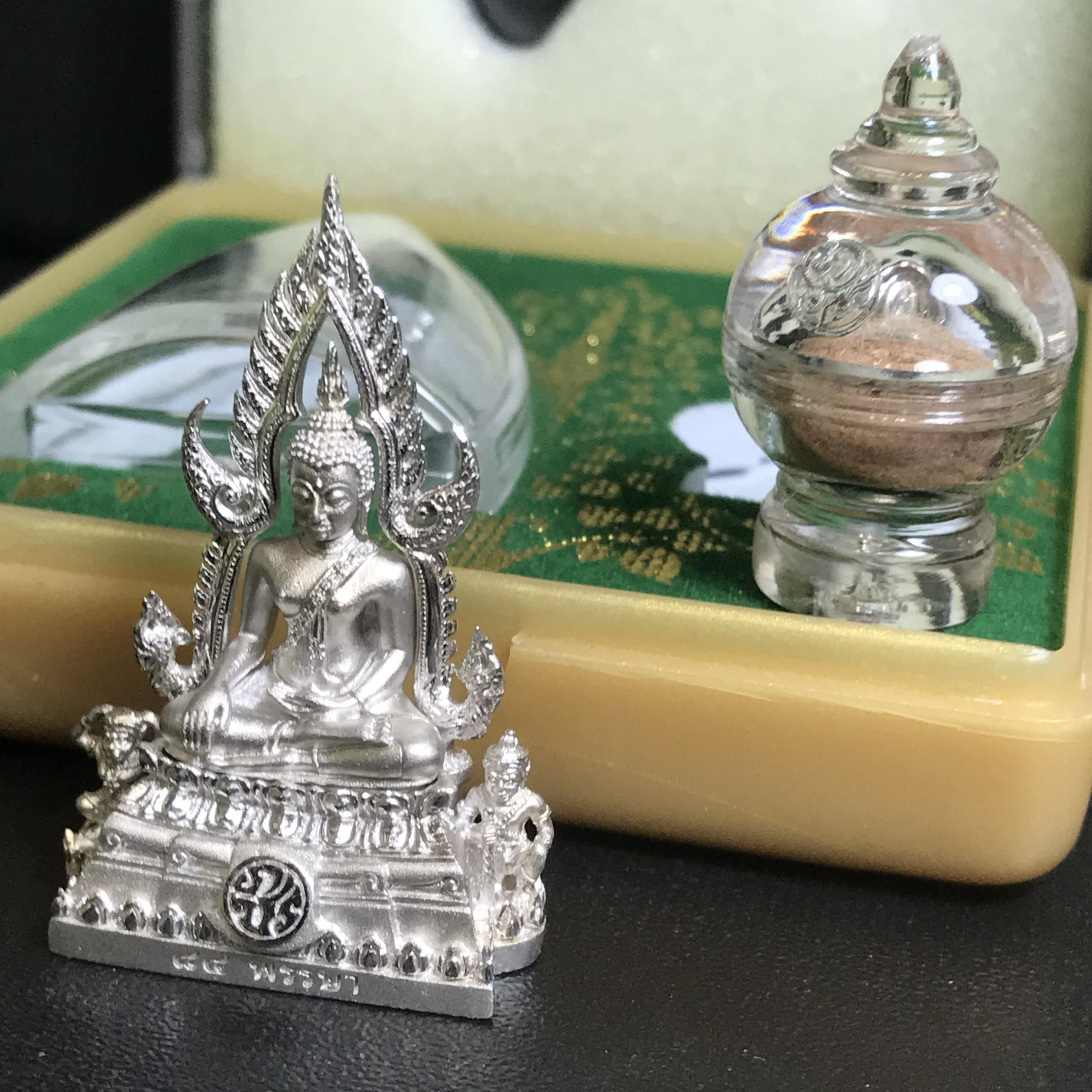 พระพุทธชินราช(จำลอง) ภปร. 84 พรรษา เนื้อเงินชุบทองคำขาว พิมพ์กลางขนาดหน้าตัก 1/2 นิ้ว(1ใน5000องค์) )(พระราชทานมวลสาร จิตรลดาและเส้นพระเจ้า(เส้นผม)รัชกาลที่9)