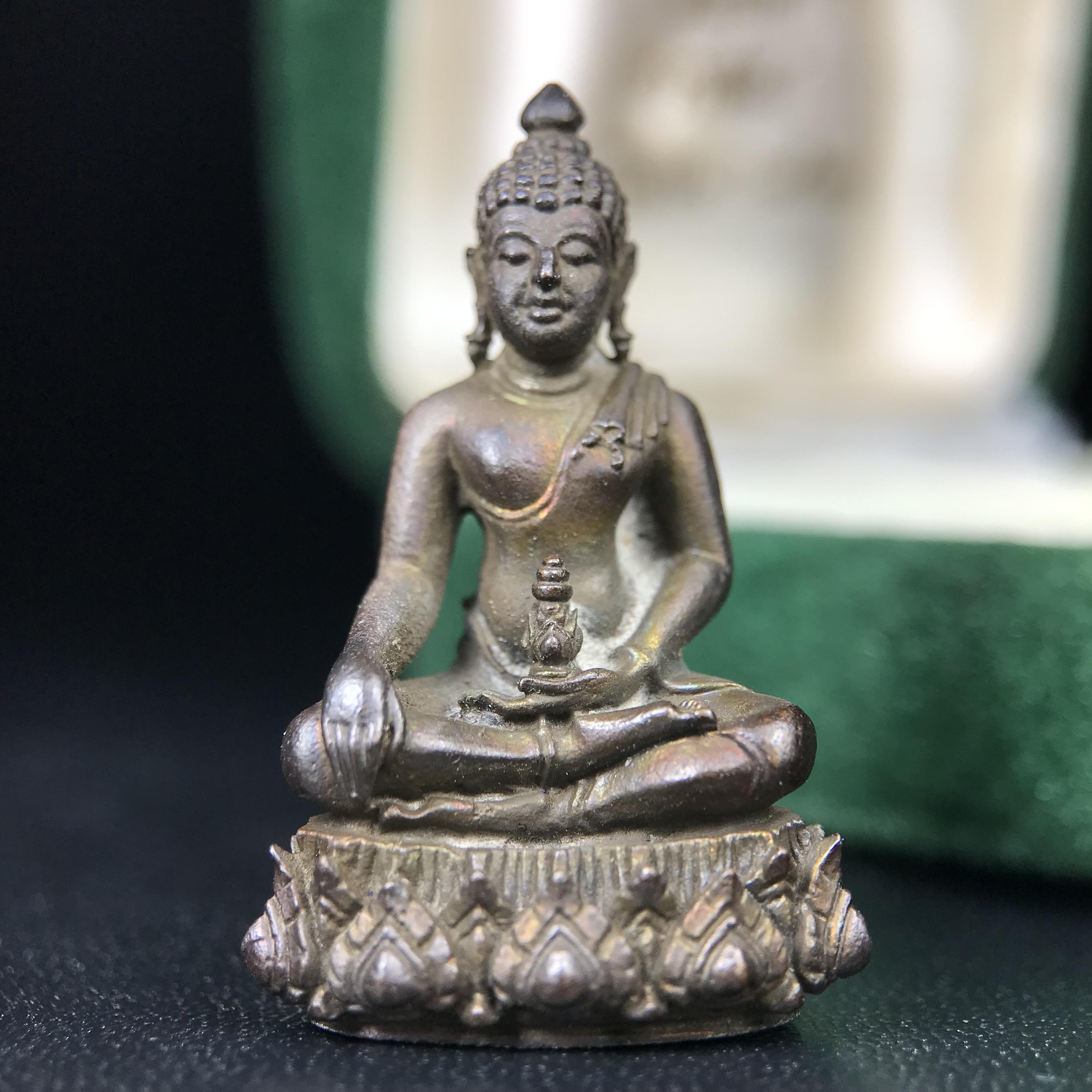 พระกริ่งวาสนา(รุ่นแรก) 80 พรรษา สมเด็จพระสังฆราช (วาสน์) วัดราชบพิธฯ ปี2521 เนื้อนวโลหะ(ตอกโค๊ตพระปิดตา) โดยมีหลวงปู่โต๊ะ วัดประดู่ฉิมพลีร่วมปลุกเสก พร้อมกล่องบรรจุเดิม(รุ่นแรก คอตั้งตรงได้สัดส่วน หายาก)