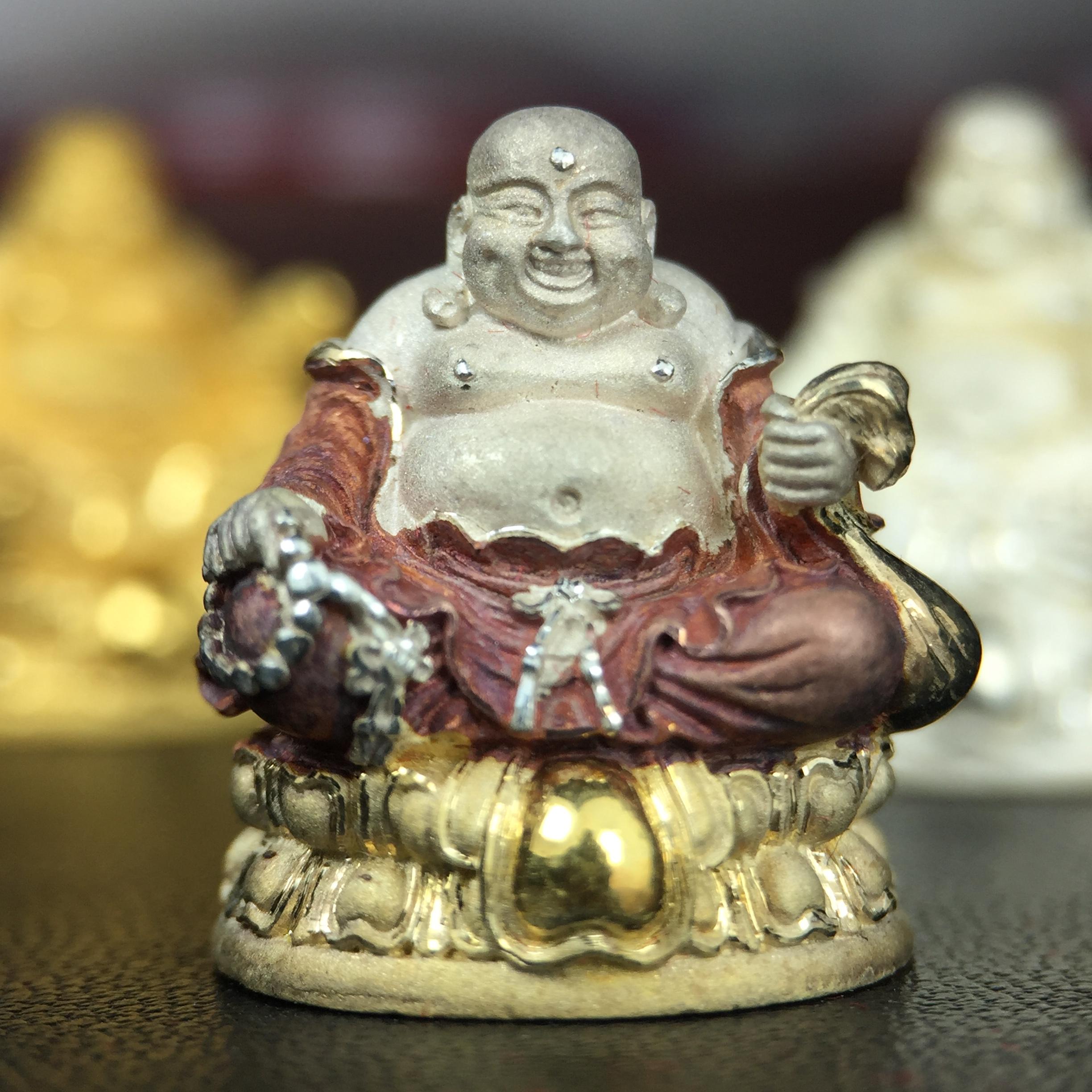 รูปหล่อลอยองค์ พระศรีอริยะเมตตรัยโพธิสัตว์(พระสังกัจจายน์)ชุดทองคำ(เนื้อทองคำ(15.44 กรัม)+เนื้อเงินสามกษัตริย์+เนื้อเงิน) โครงการสร้าง พระศรีอริยะเมตตรัยมหาโพธิสัตว์ น้อมถวายพระบาทสมเด็จพระเจ้าอยู่หัว ทรงครองศิริราชสมบัติครบ 50 ปี วัดโพธิ์แมนคุณาราม