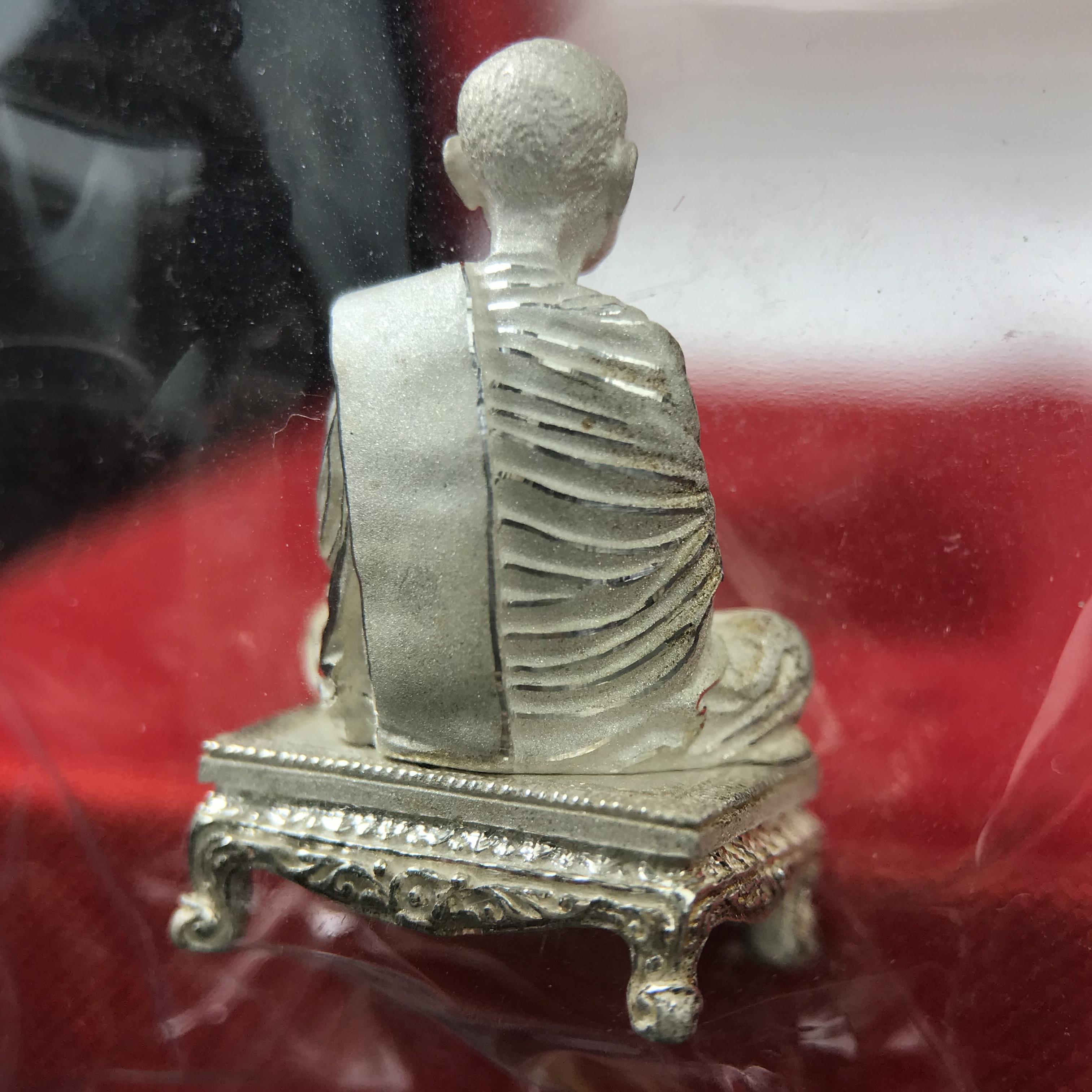 สมเด็จพุฒาจารย์ (โต พรหมรังสี) อนุสรณ์ 128 ปี สมเด็จพระญาณสังวร สมเด็จพระสังฆราช ทรงเมตตาอธิฐานจิต ปี 2543 มหาพุทธาภิเษก 3วาระ รูปเหมือนลอยองค์พิมพ์ใหญ่เนื้อเงิน ขนาด 1.5 x 2.5 ซม. ทรงคุณค่าทั้งด้านความงานด้านพุทธศิลป์ และพุทธคุณ